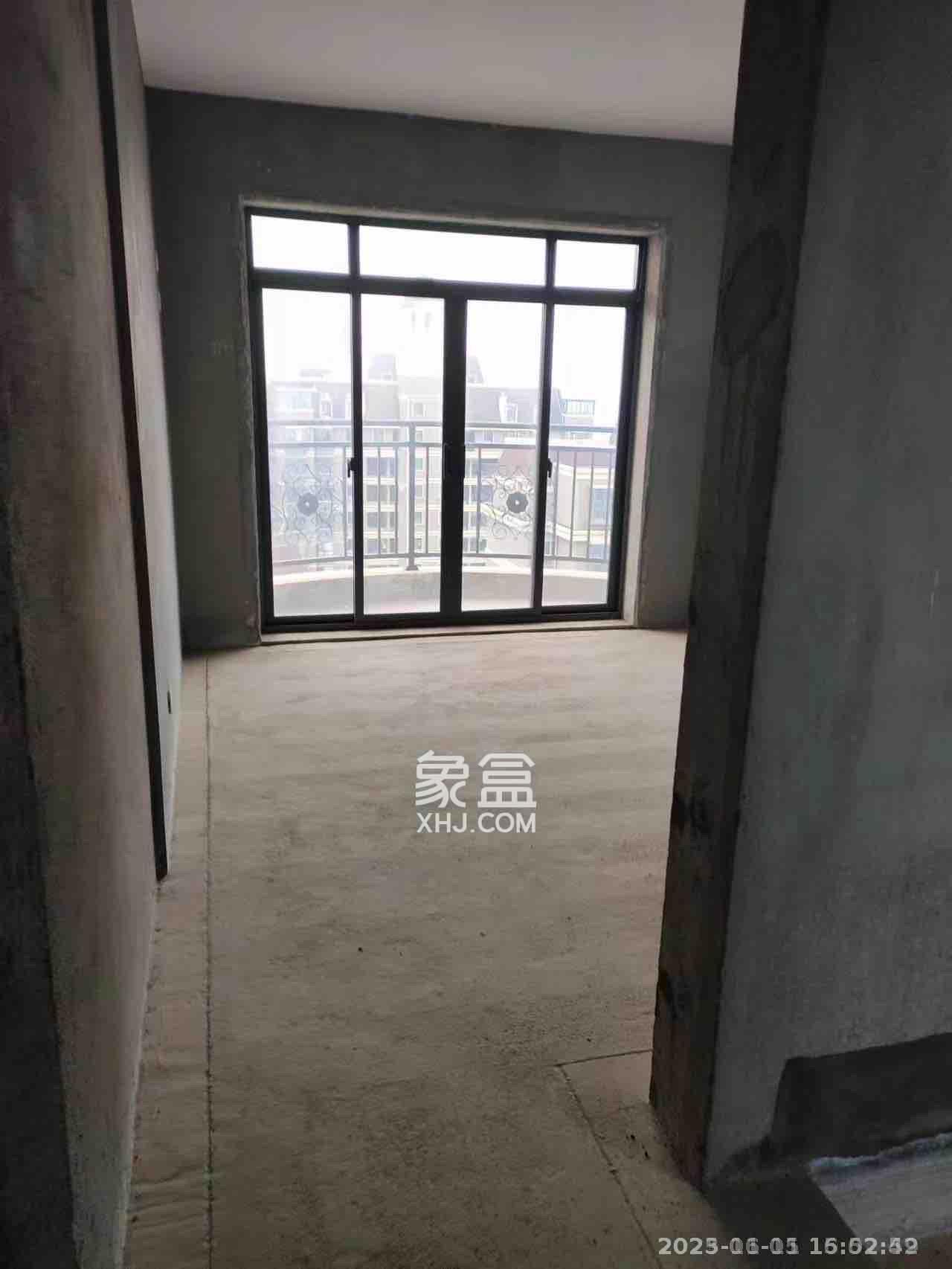 东方名苑臻锦园  3室2厅2卫   81.80万客厅