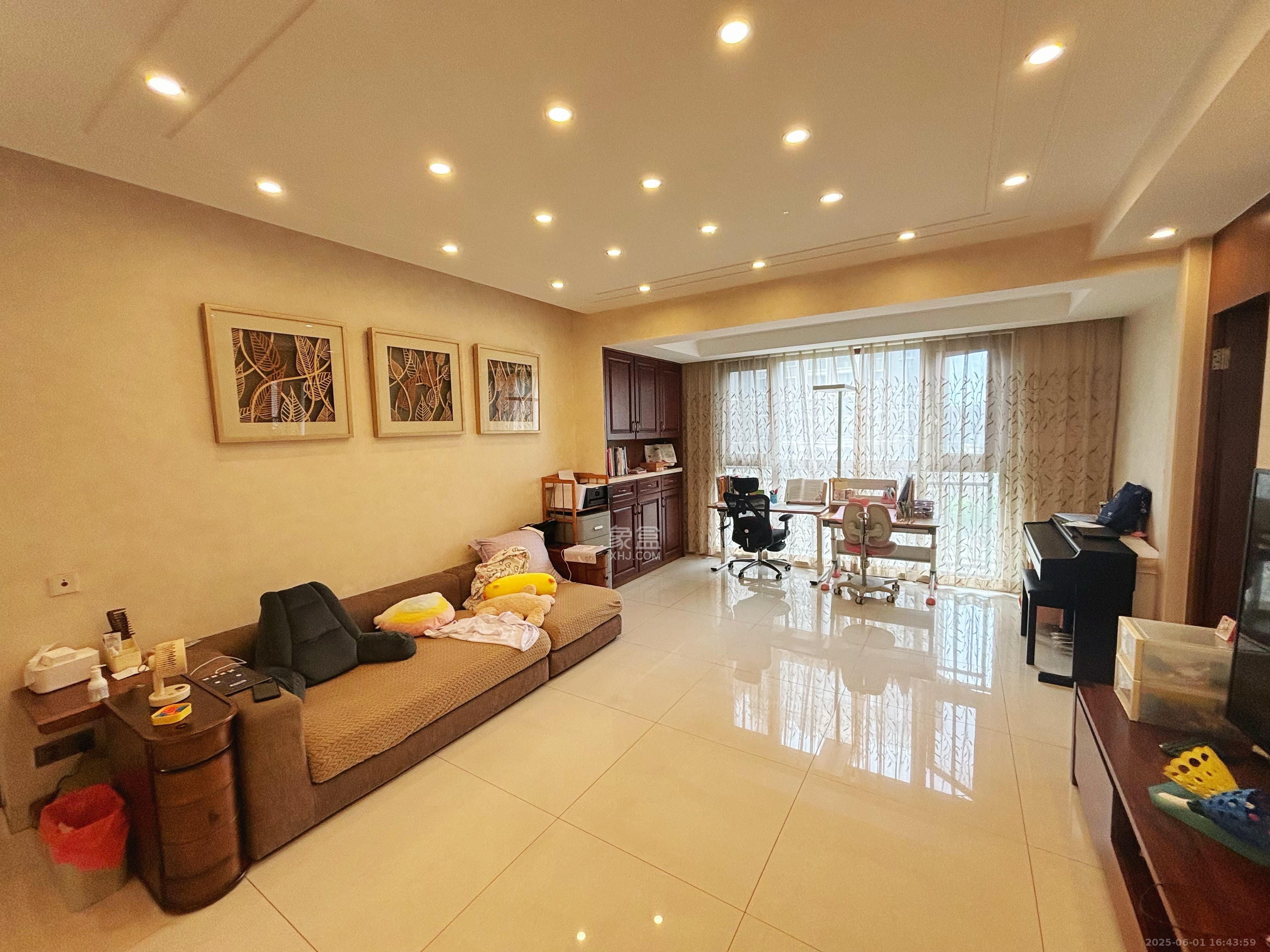 东方名苑臻锦园 3室2厅2卫 105.0万 东方名苑臻锦园 3室2厅2卫 105.0万客厅