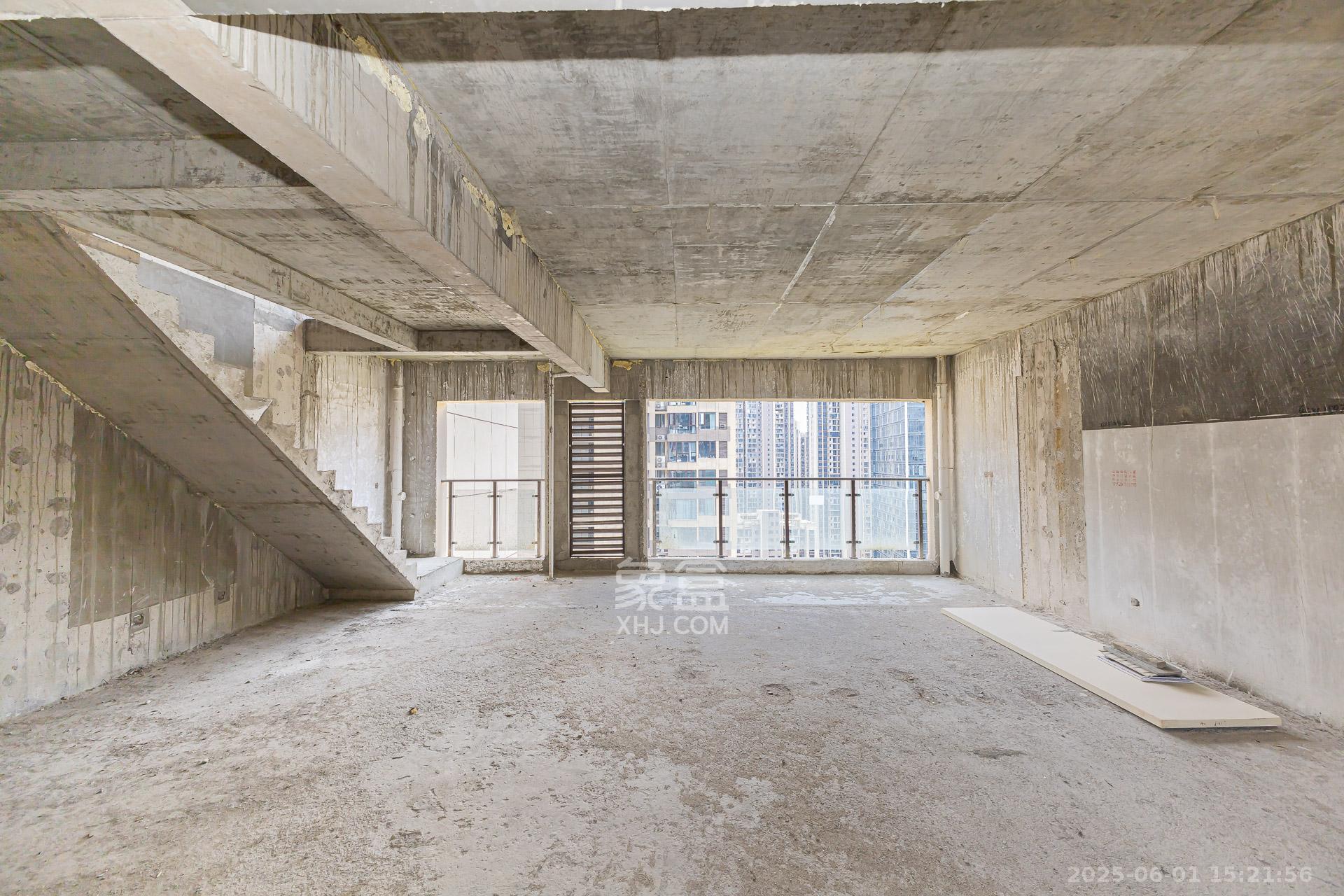 润和湘江天地C区 5室2厅3卫 180.0万 润和湘江天地C区 5室2厅3卫 180.0万客厅