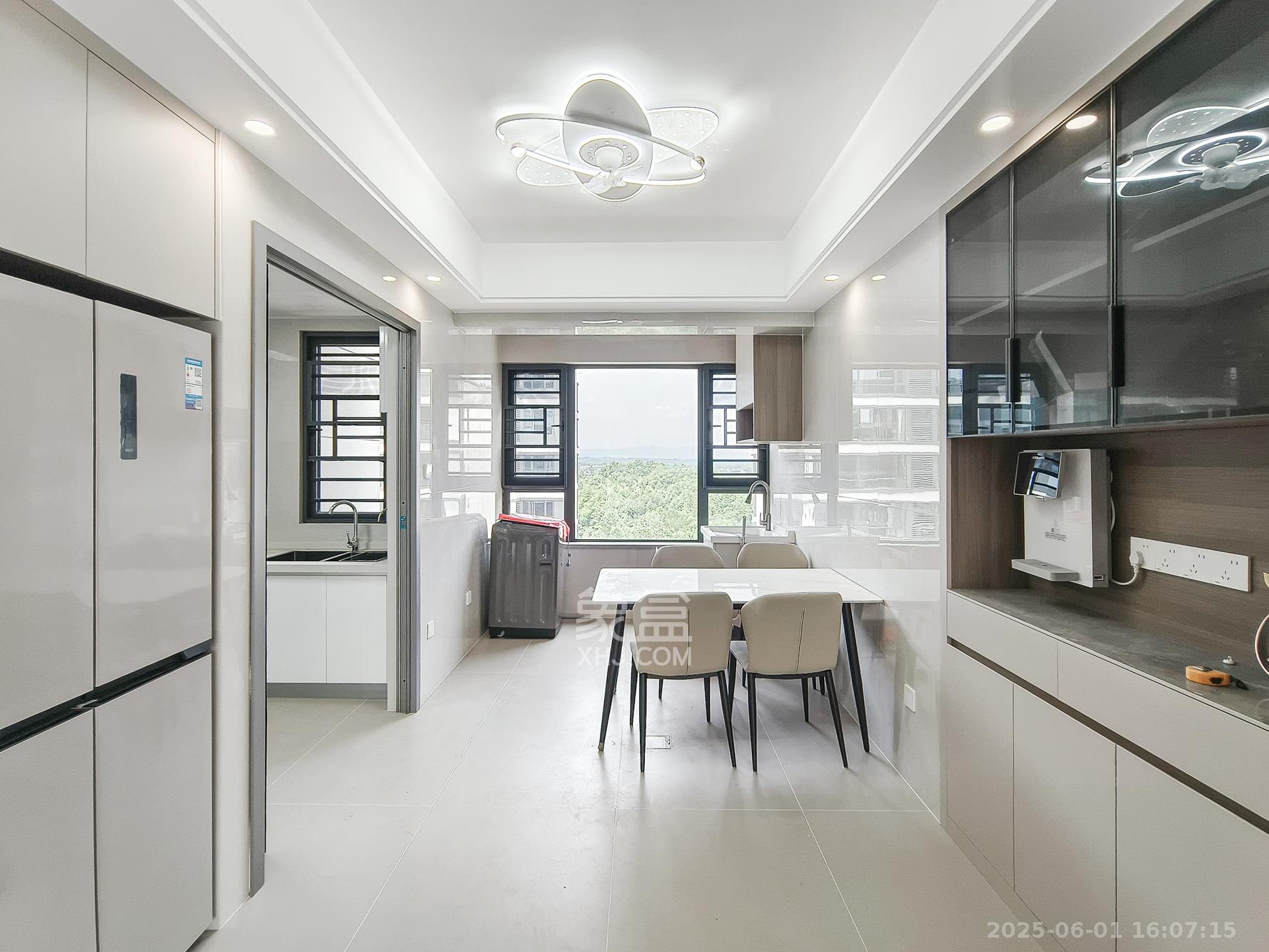 爱情天骄府 3室2厅2卫 160.0万 爱情天骄府 3室2厅2卫 160.0万客厅