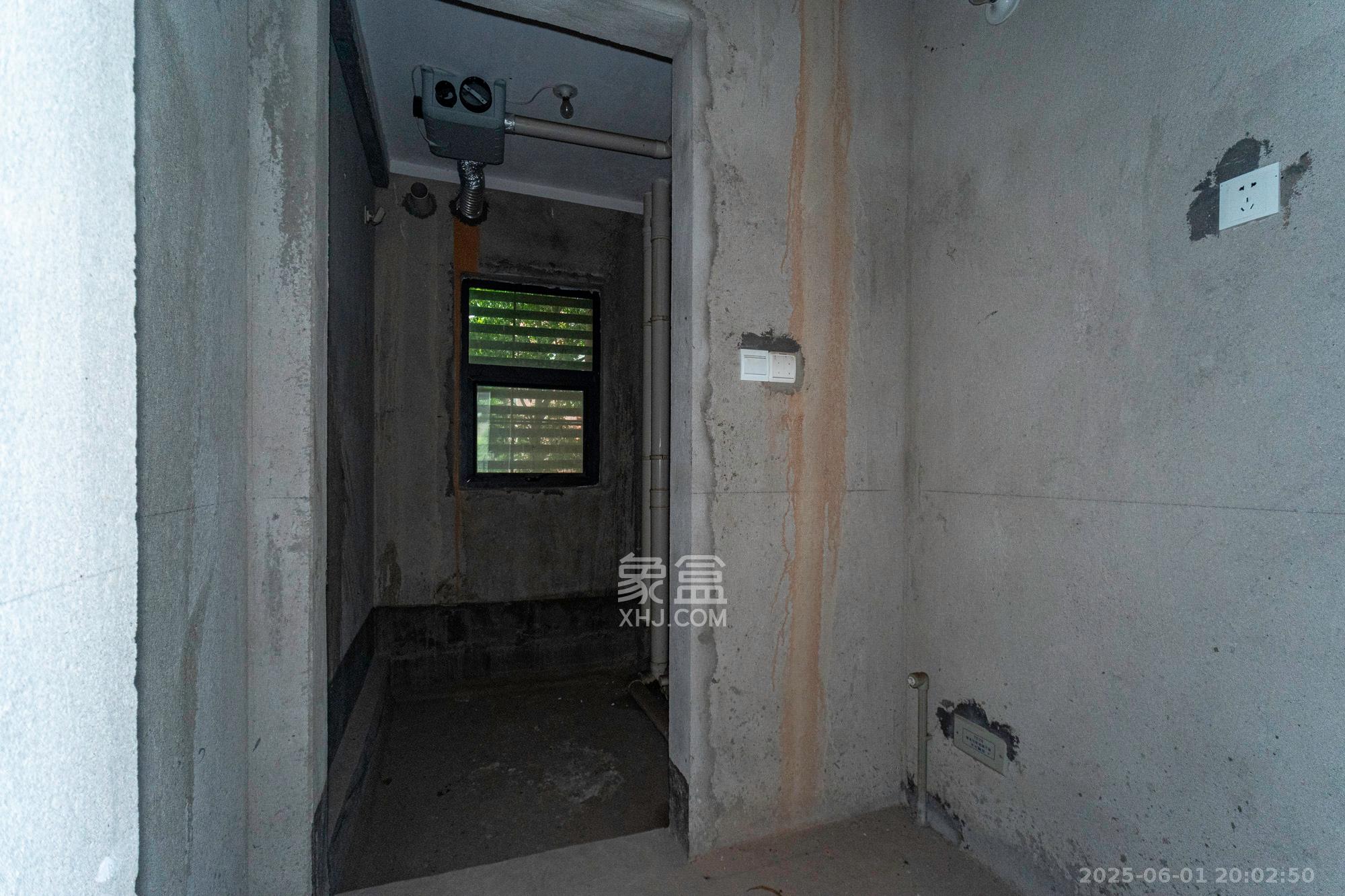 星湖湾一期洋房  5室2厅2卫   237.90万卫生间
