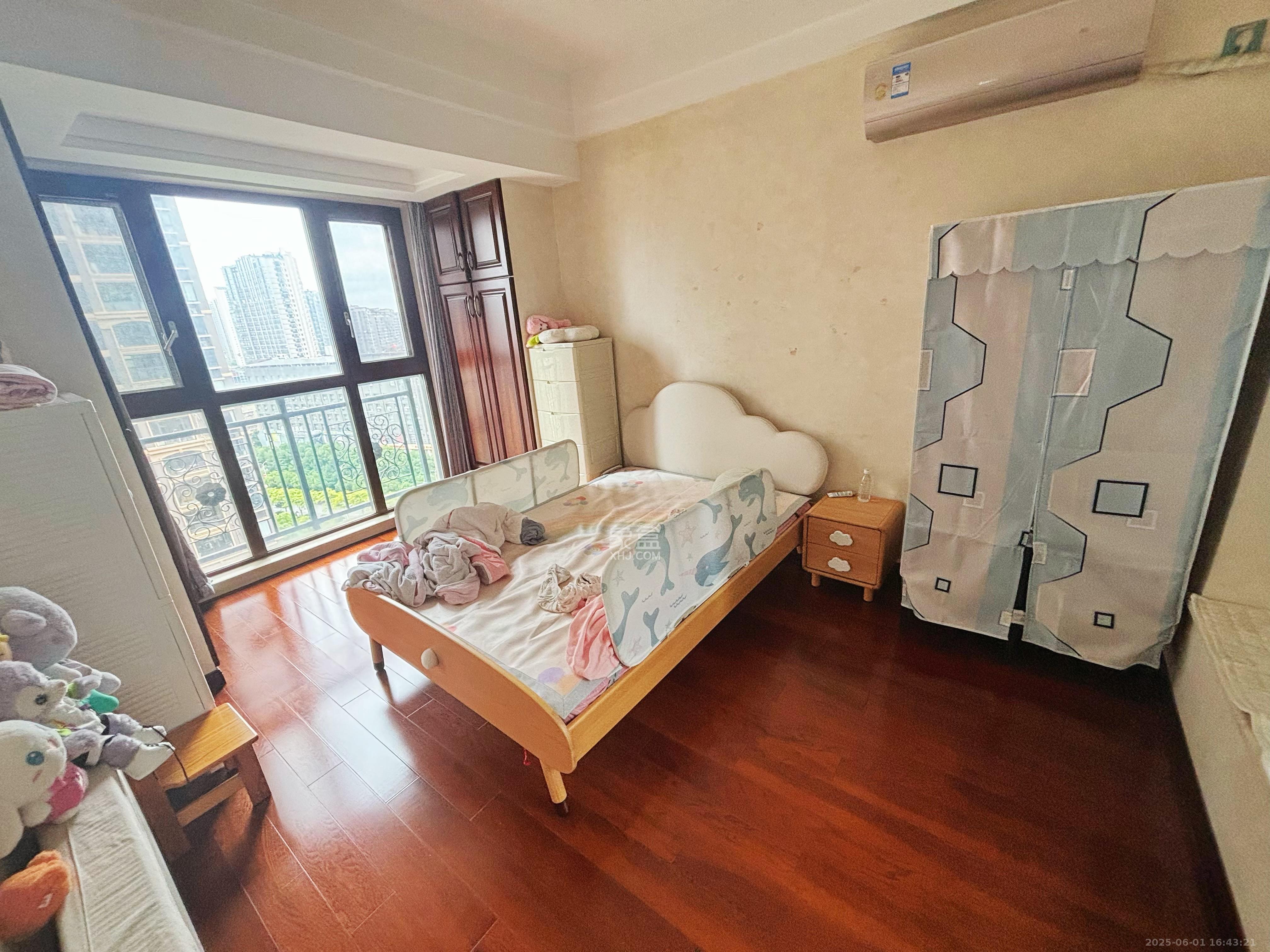 东方名苑臻锦园 3室2厅2卫 105.0万 东方名苑臻锦园 3室2厅2卫 105.0万客厅