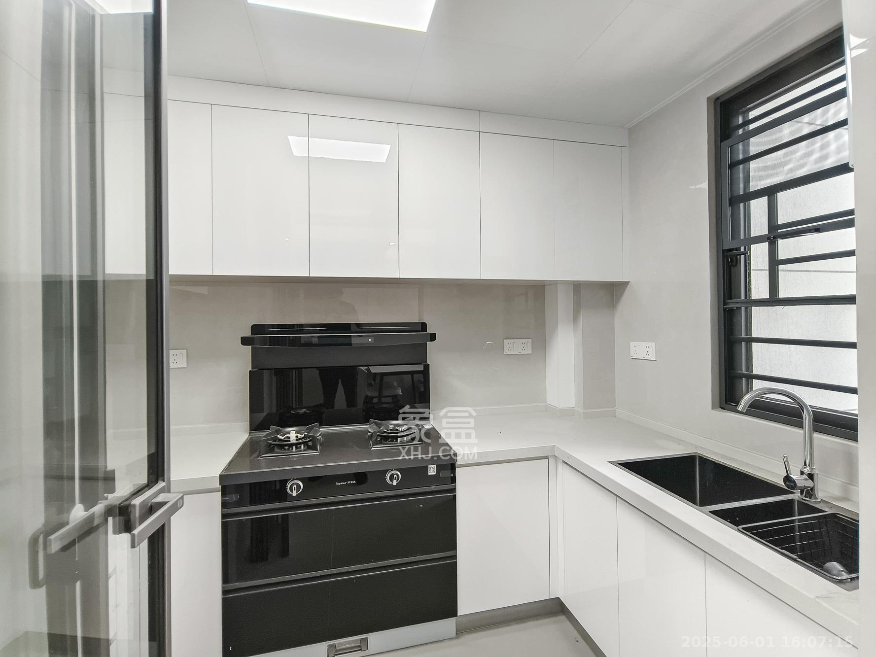 爱情天骄府 3室2厅2卫 160.0万 爱情天骄府 3室2厅2卫 160.0万厨房