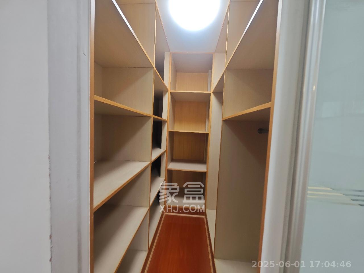 圣爵菲斯  3室2厅2卫   2000.00元/月室内图