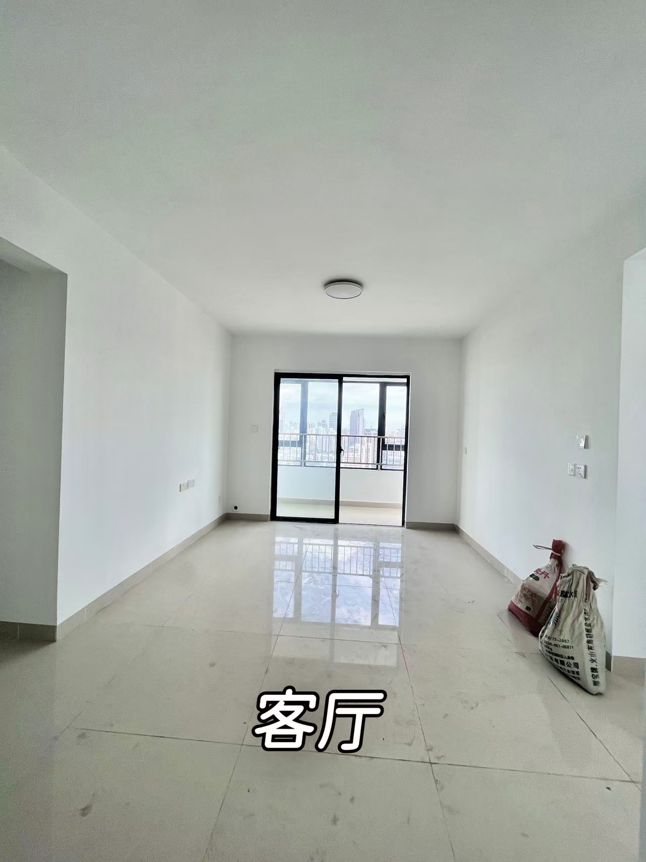 龙城新景  3室2厅2卫   2600.00元/月