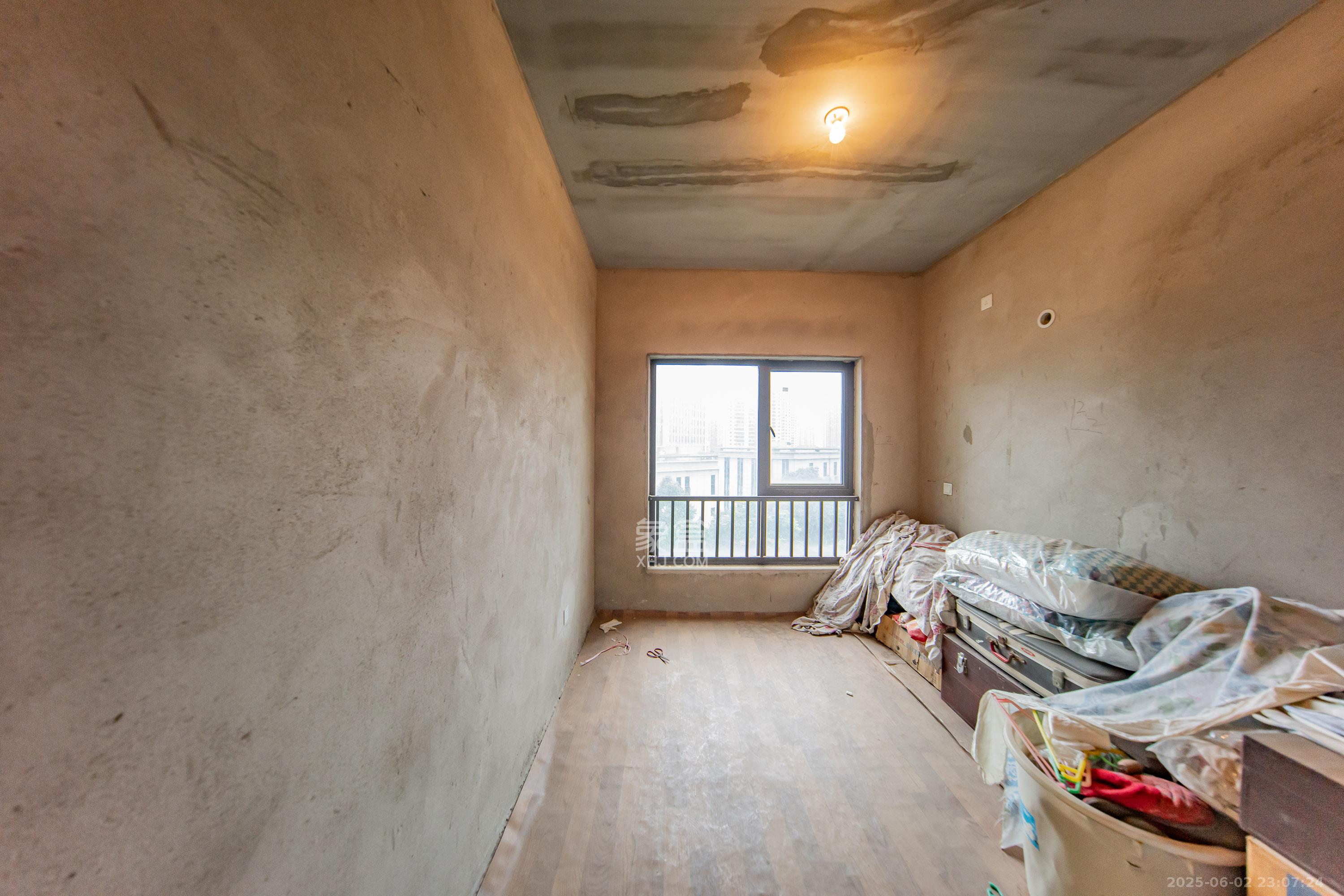 中国铁建洋湖苑  1室0厅0卫   135.00万卧室