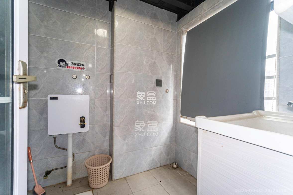 华润置地广场二期 1室1厅1卫 42.8万 华润置地广场二期 1室1厅1卫 42.8万卫生间