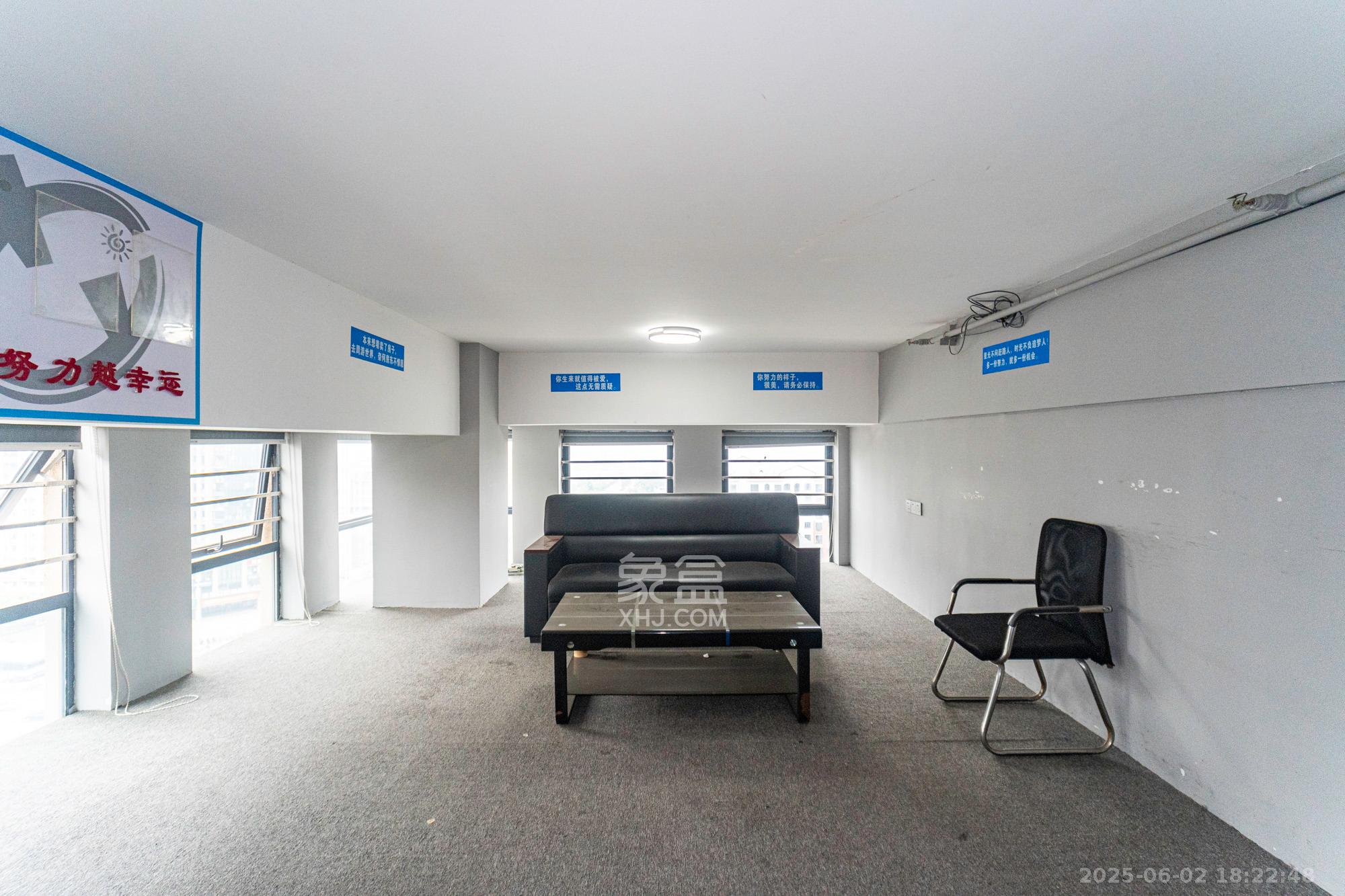 华润置地广场二期  1室1厅1卫    42.8万卧室