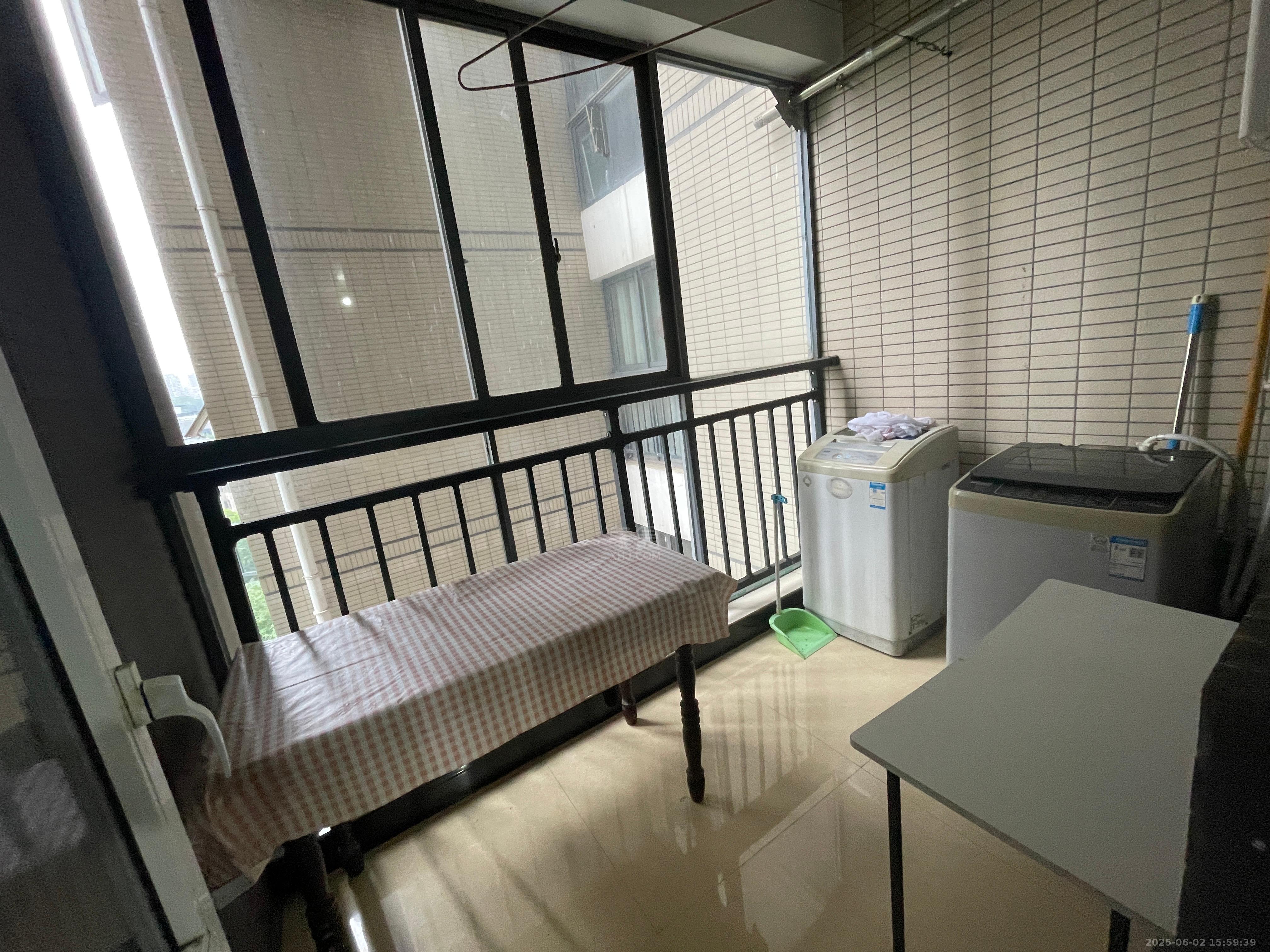 美的城二期  3室2厅2卫   1500.00元/月室内图
