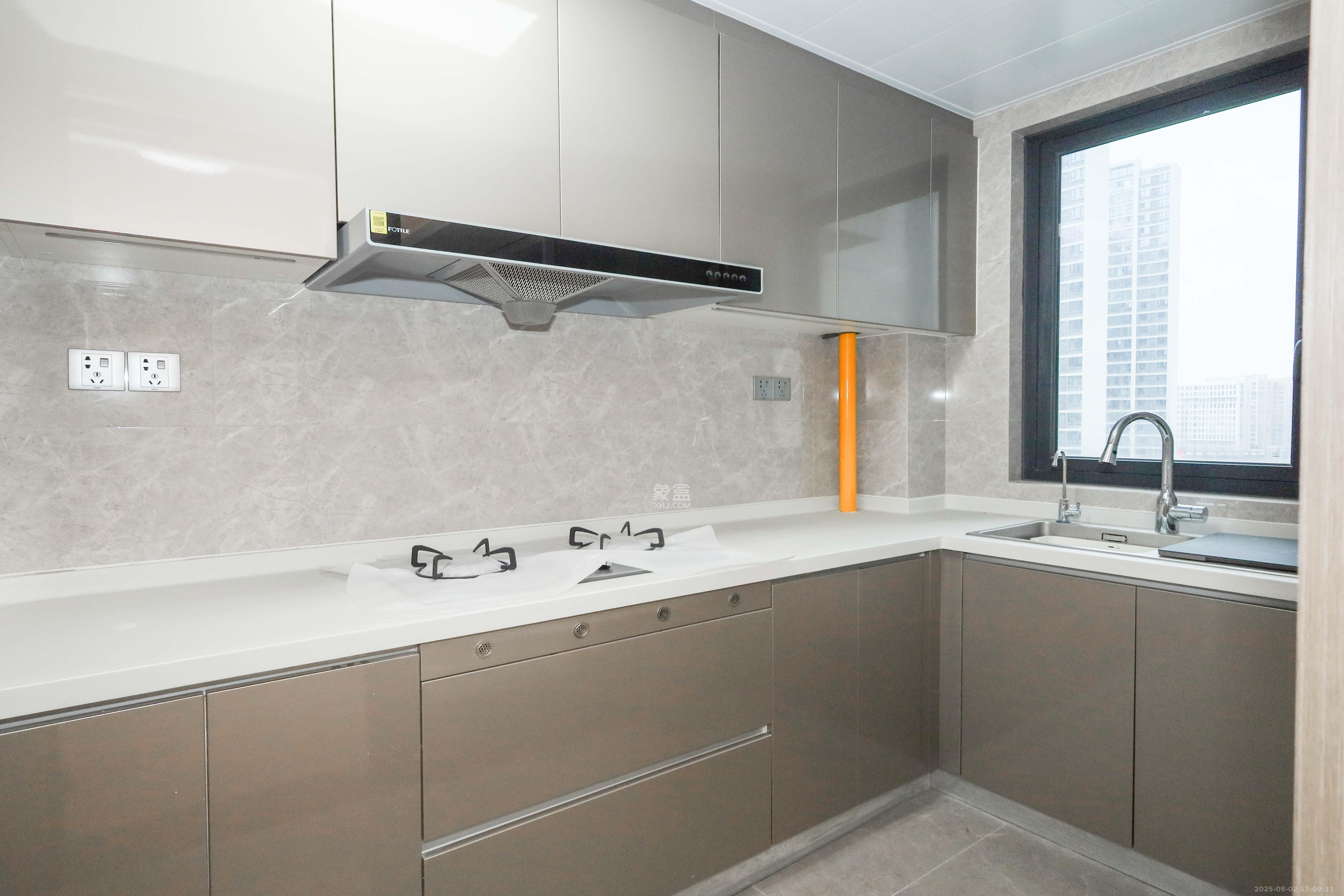 中海麓山境北区  4室2厅2卫    178.0万 中海麓山境北区  4室2厅2卫    178.0万厨房