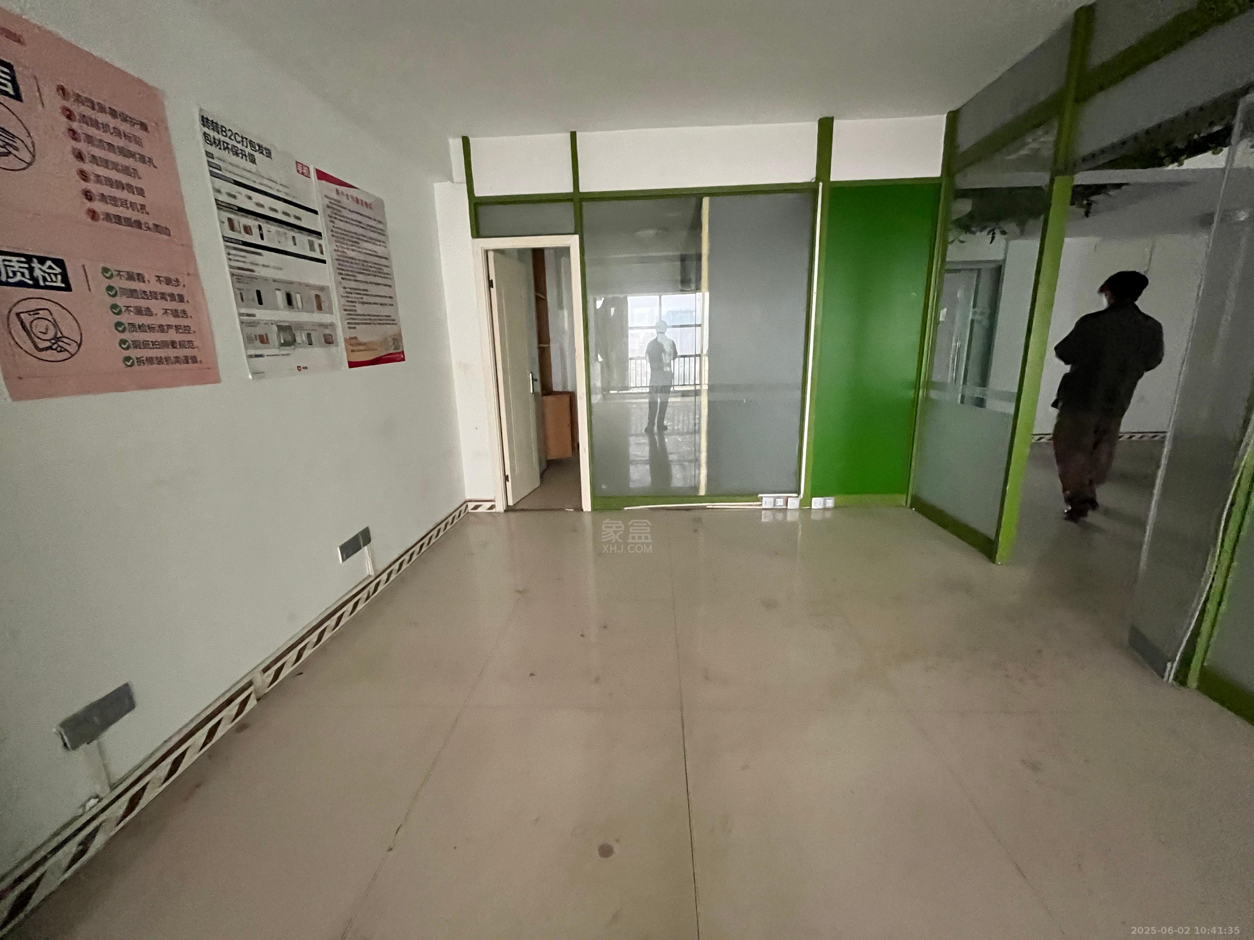 家润多 1室1厅1卫 2300.0元/月 家润多 1室1厅1卫 2300.0元/月室内图