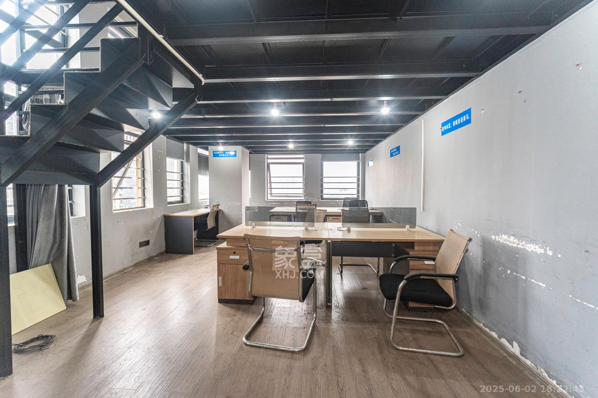 华润置地广场二期 1室1厅1卫 42.8万 华润置地广场二期 1室1厅1卫 42.8万客厅