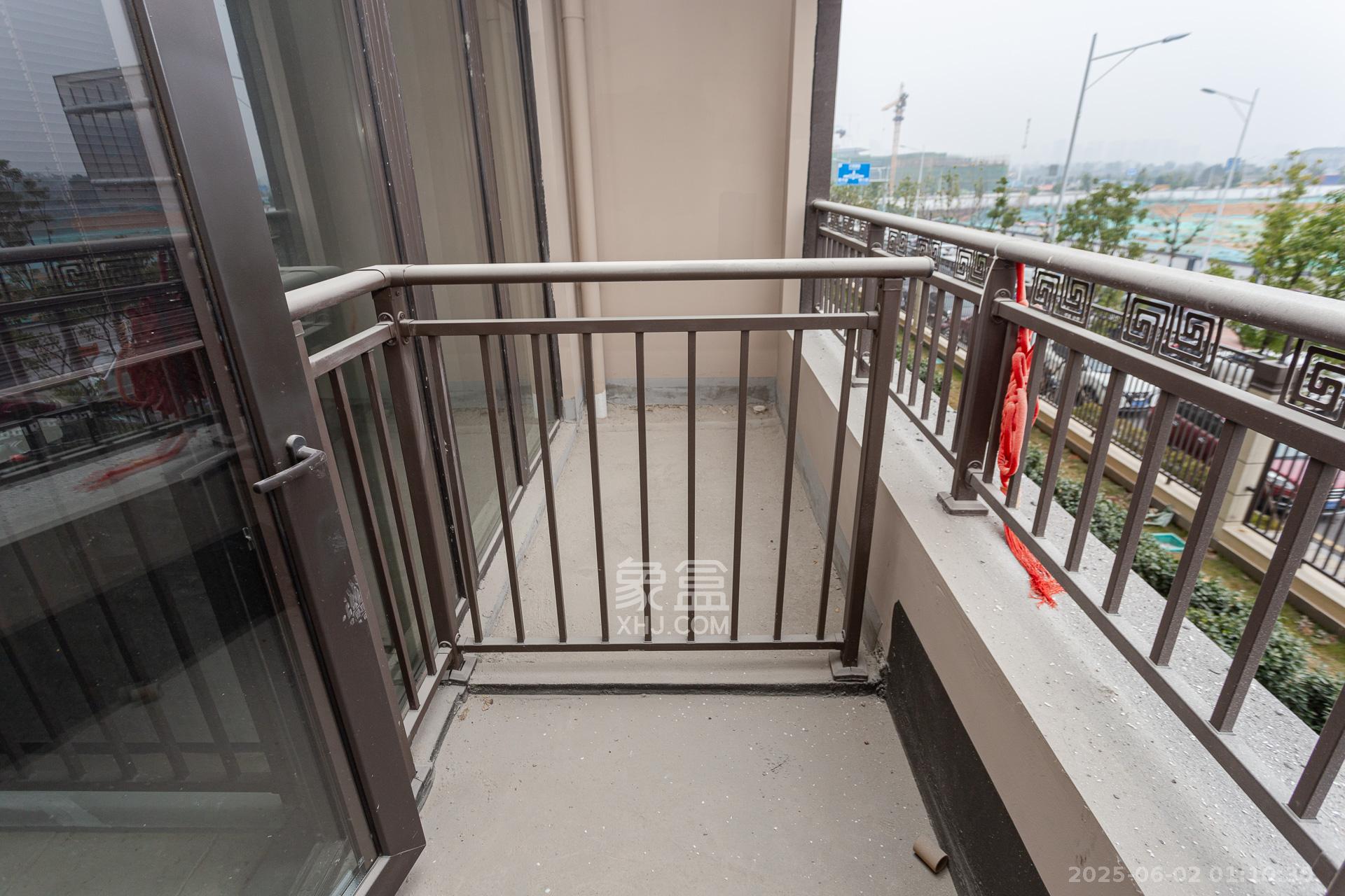 时代建发和著  5室2厅2卫   330.00万阳台