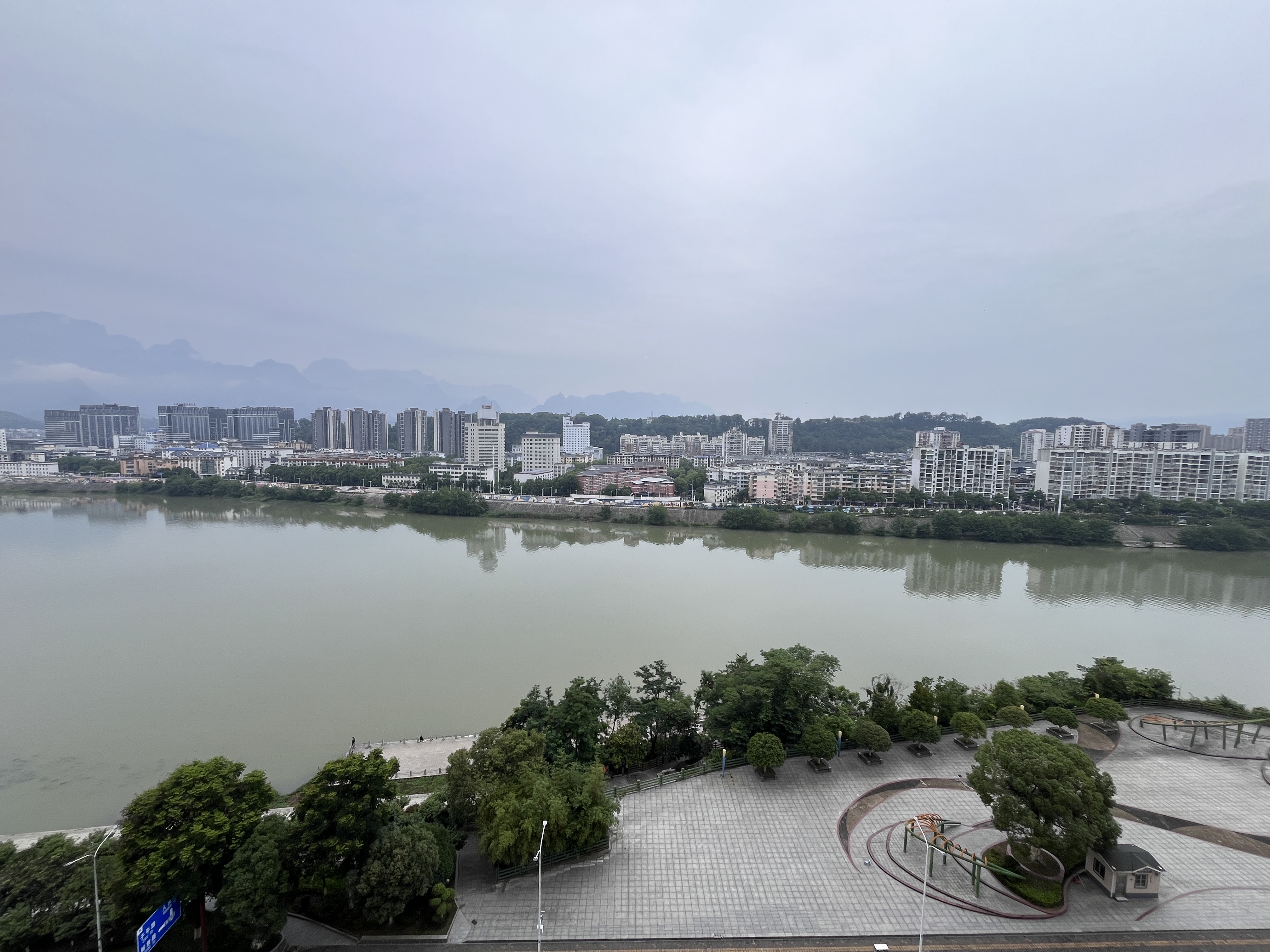 维港御景湾  3室2厅2卫   85.00万客厅