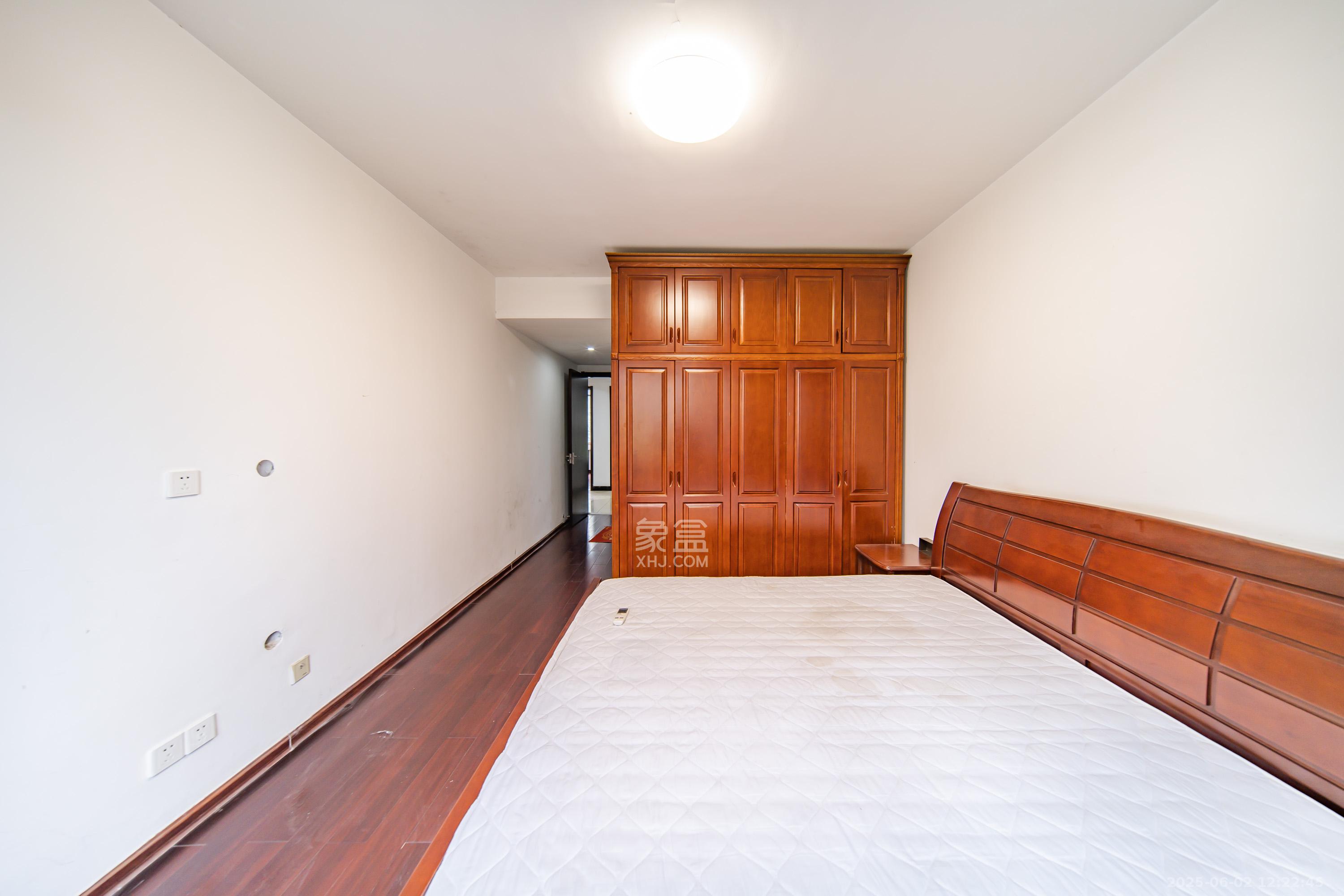 阳光100三期  3室2厅2卫    106.0万 阳光100三期  3室2厅2卫    106.0万卧室