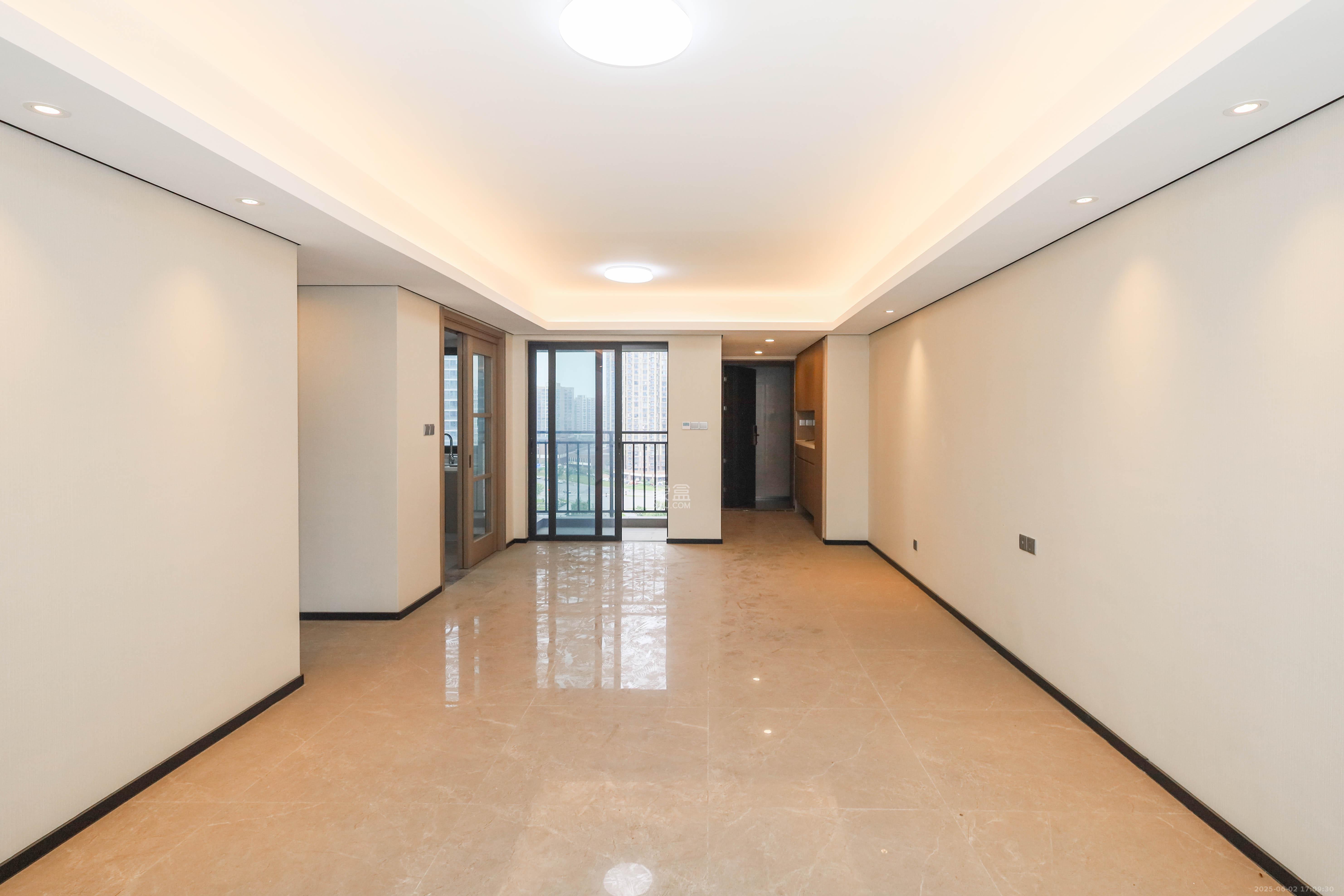 中海麓山境北区  4室2厅2卫    178.0万客厅