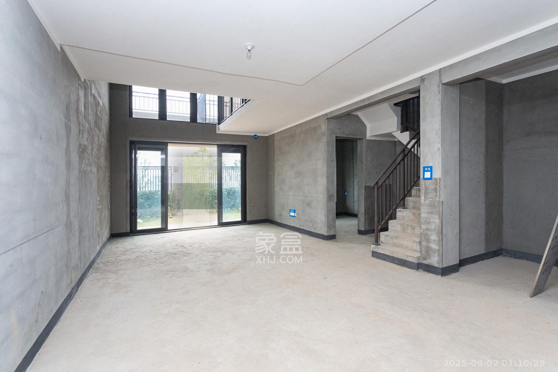时代建发和著  5室2厅2卫   330.00万客厅