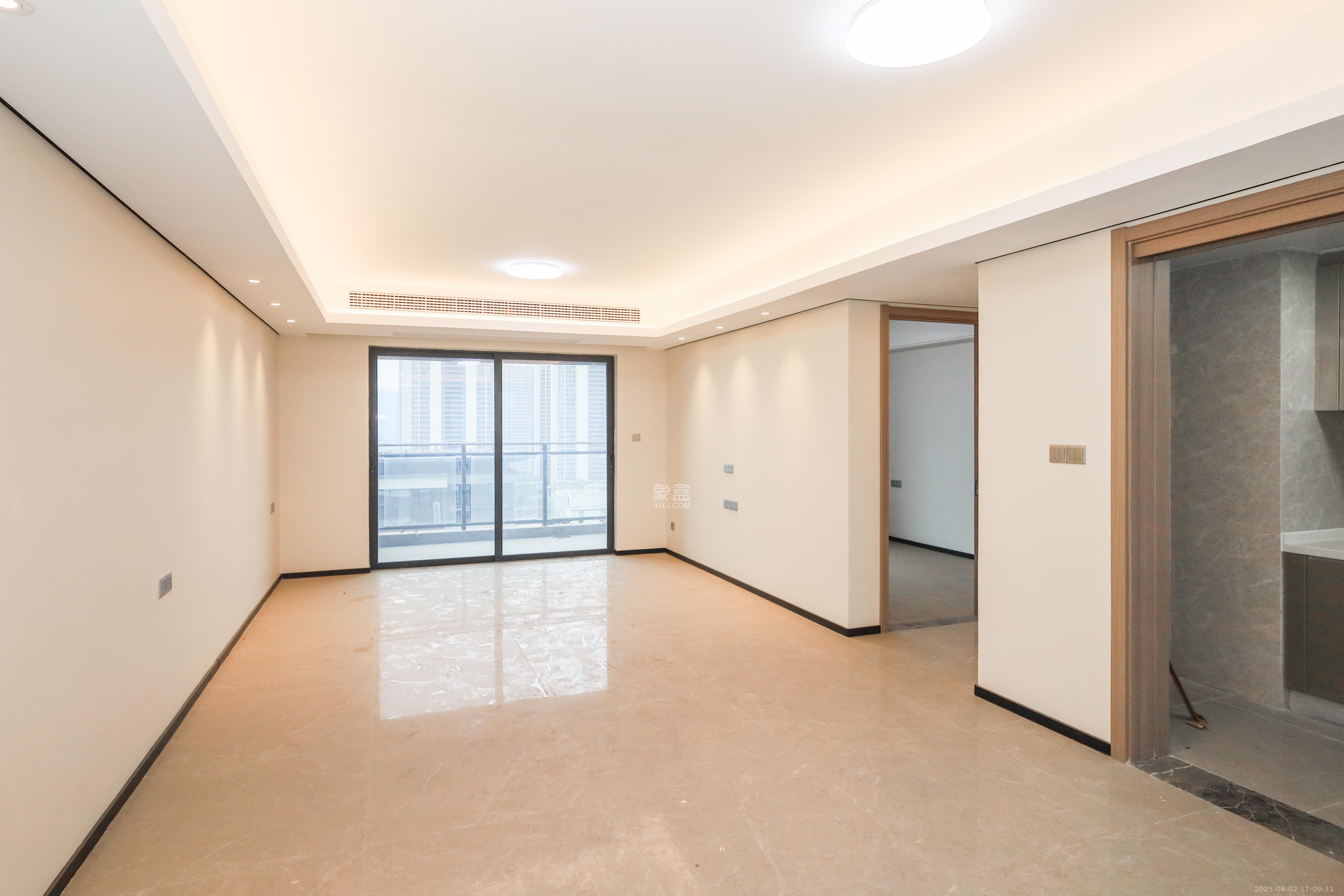 中海麓山境北区  4室2厅2卫    178.0万客厅