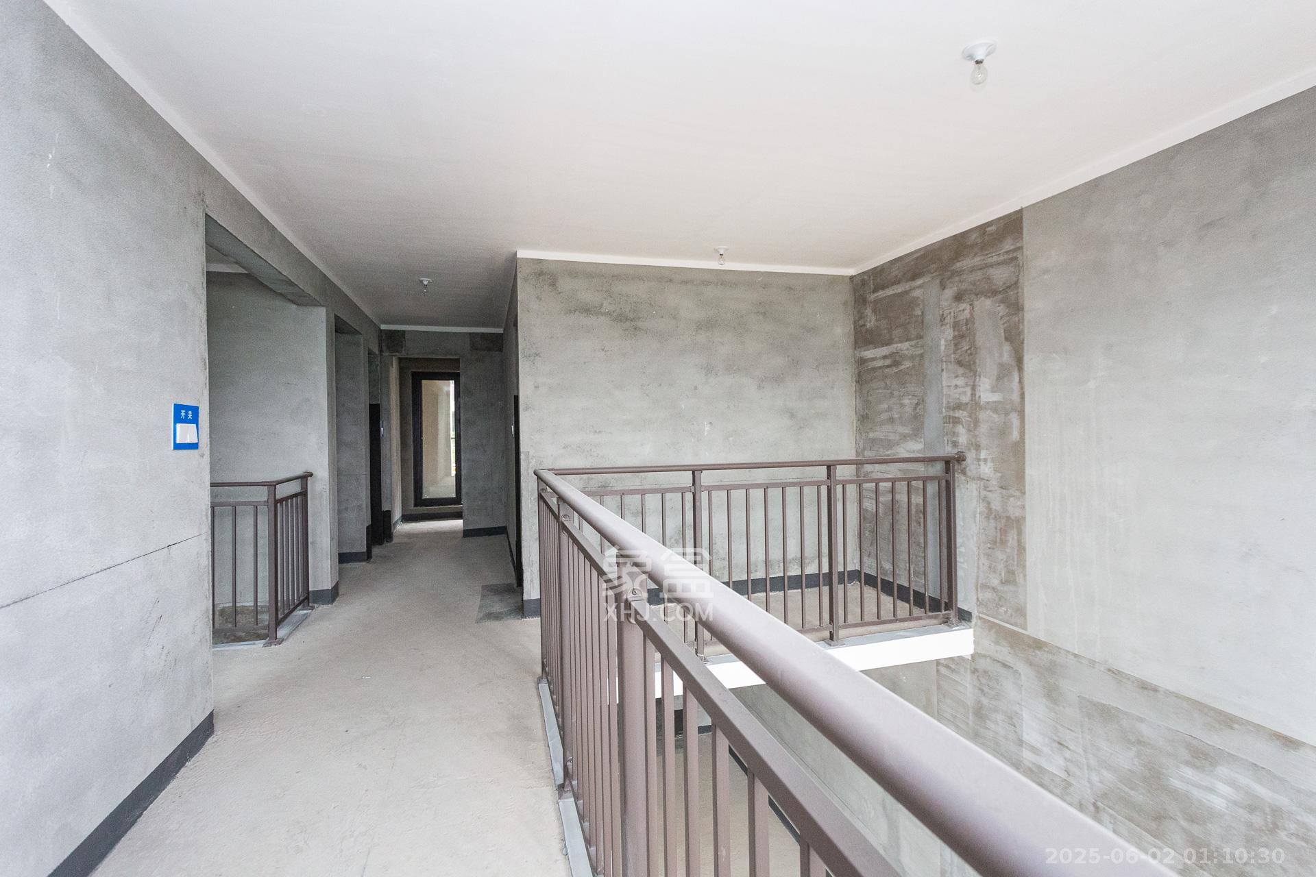 时代建发和著  5室2厅2卫   330.00万卧室