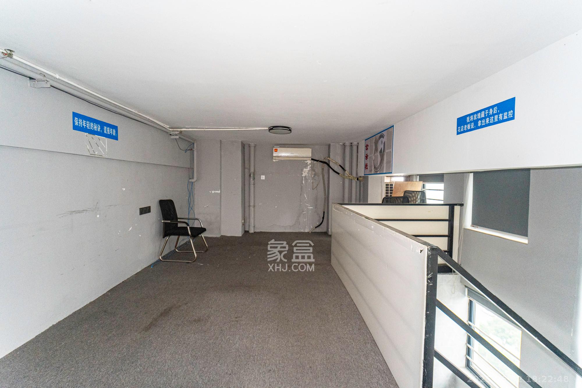 华润置地广场二期 1室1厅1卫 42.8万 华润置地广场二期 1室1厅1卫 42.8万卧室