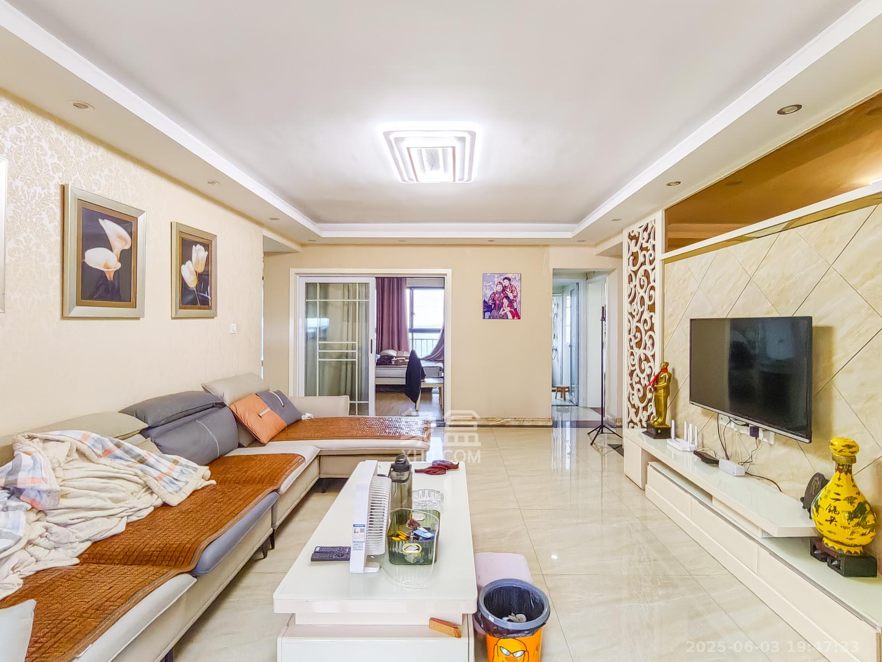 三一街区 3室2厅2卫 83.8万 三一街区 3室2厅2卫 83.8万客厅