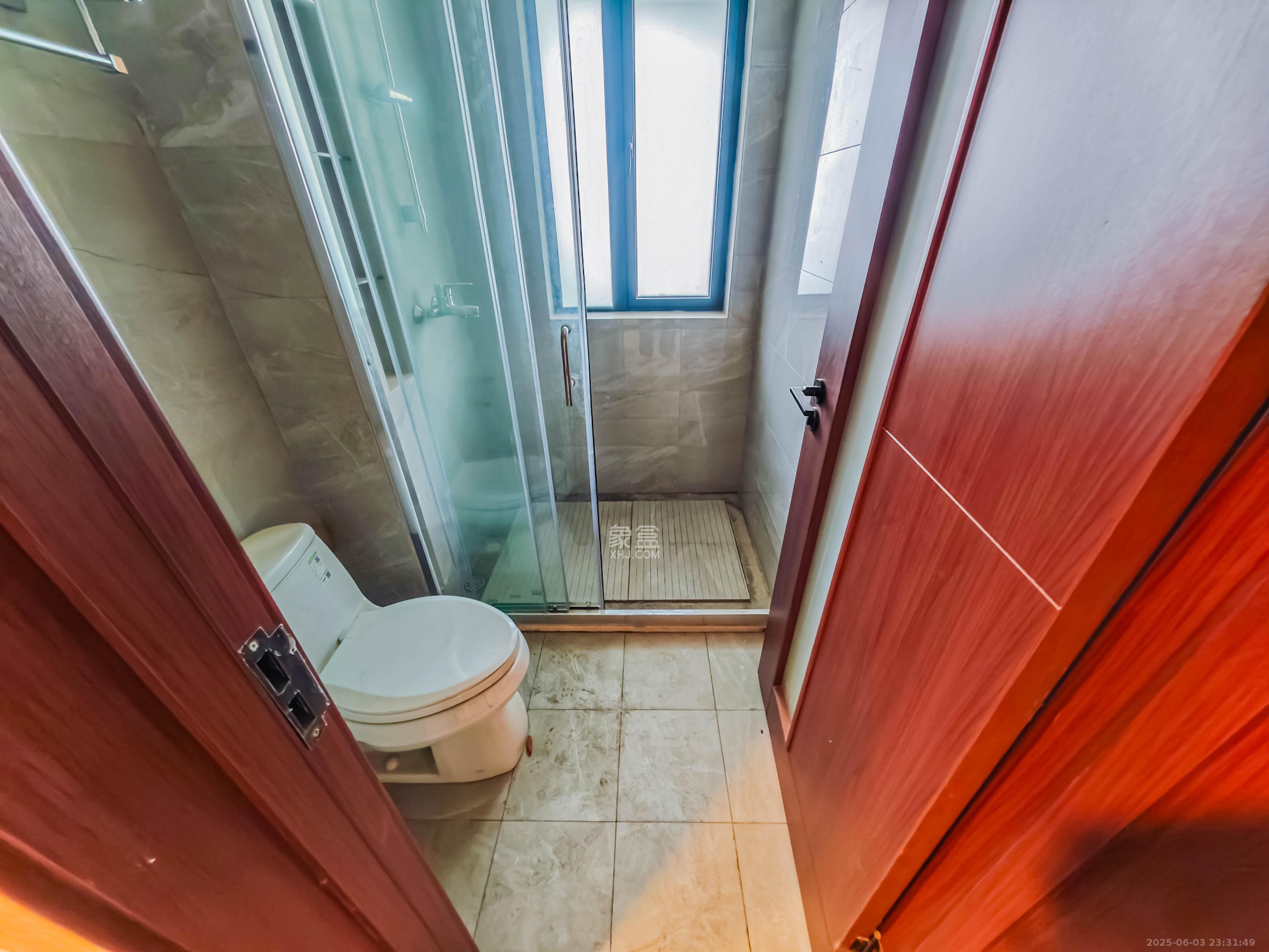 绿地长沙城际空间站（绿地新里佳苑）  5室2厅3卫    200.0万卫生间