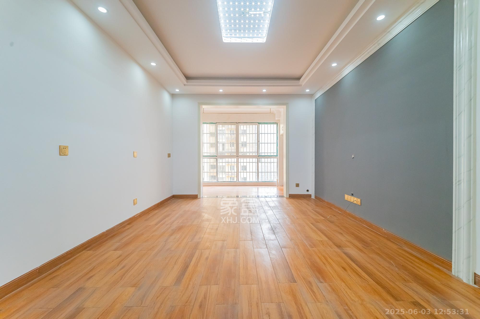 MOMA当代广场  4室2厅1卫    103.8万 MOMA当代广场  4室2厅1卫    103.8万客厅