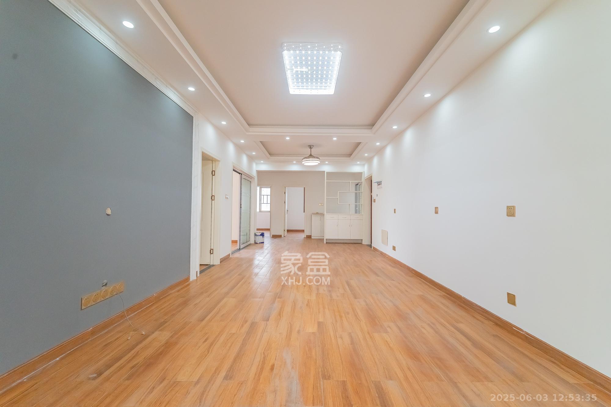 MOMA当代广场  4室2厅1卫    103.8万客厅