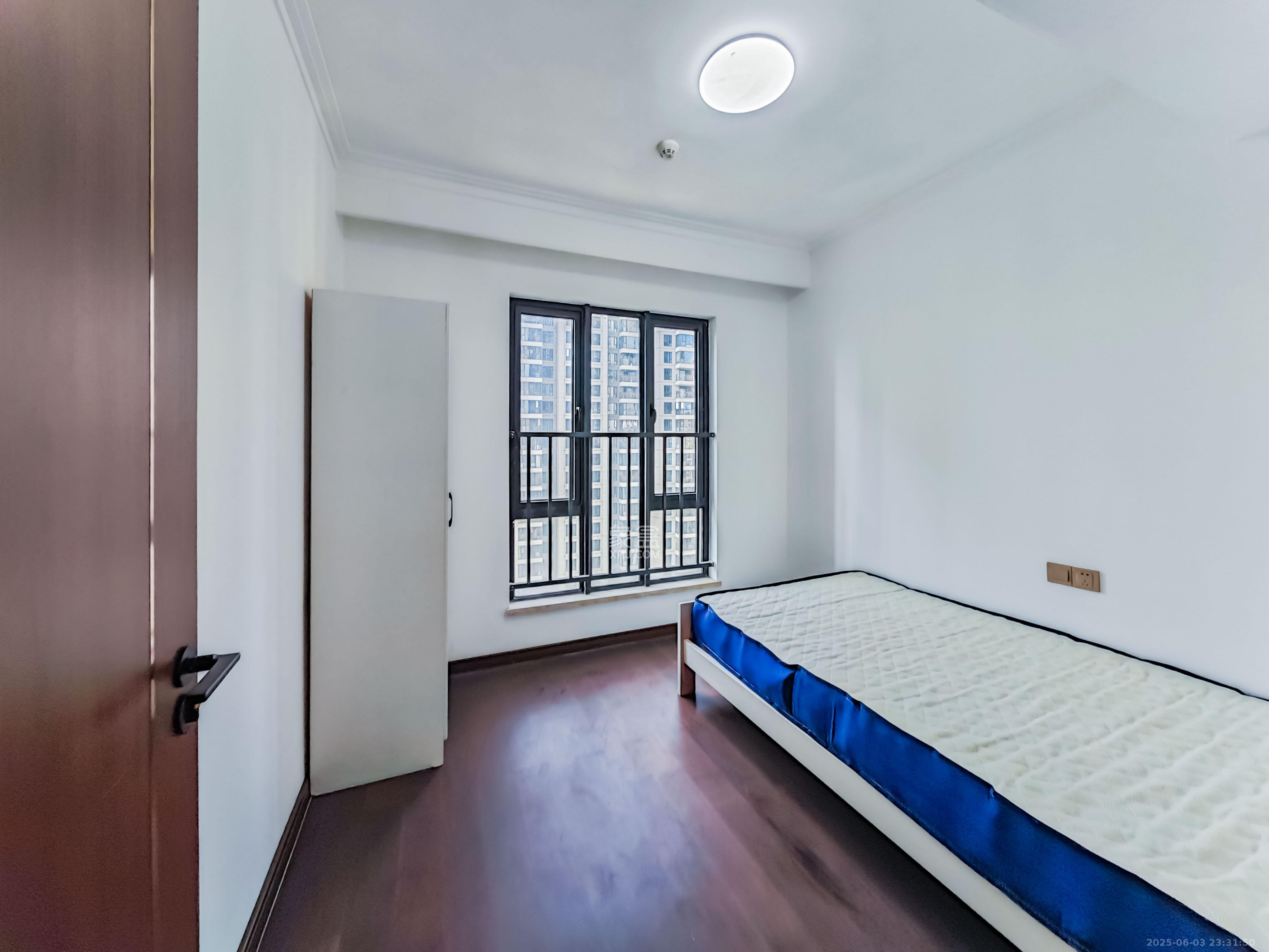 绿地长沙城际空间站（绿地新里佳苑）  5室2厅3卫    200.0万卧室