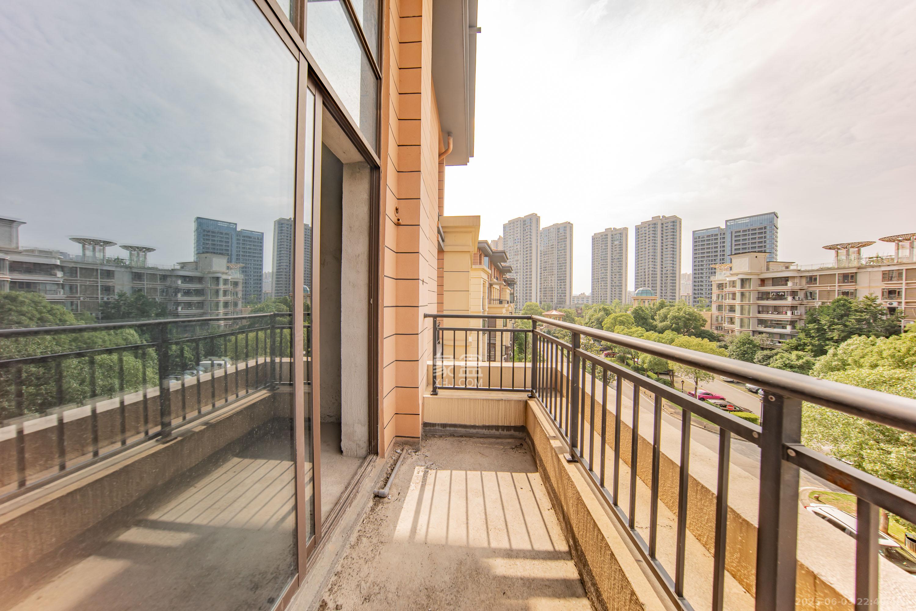 江山帝景雅墅(普罗旺斯)  7室2厅4卫    395.0万 江山帝景雅墅(普罗旺斯)  7室2厅4卫    395.0万阳台