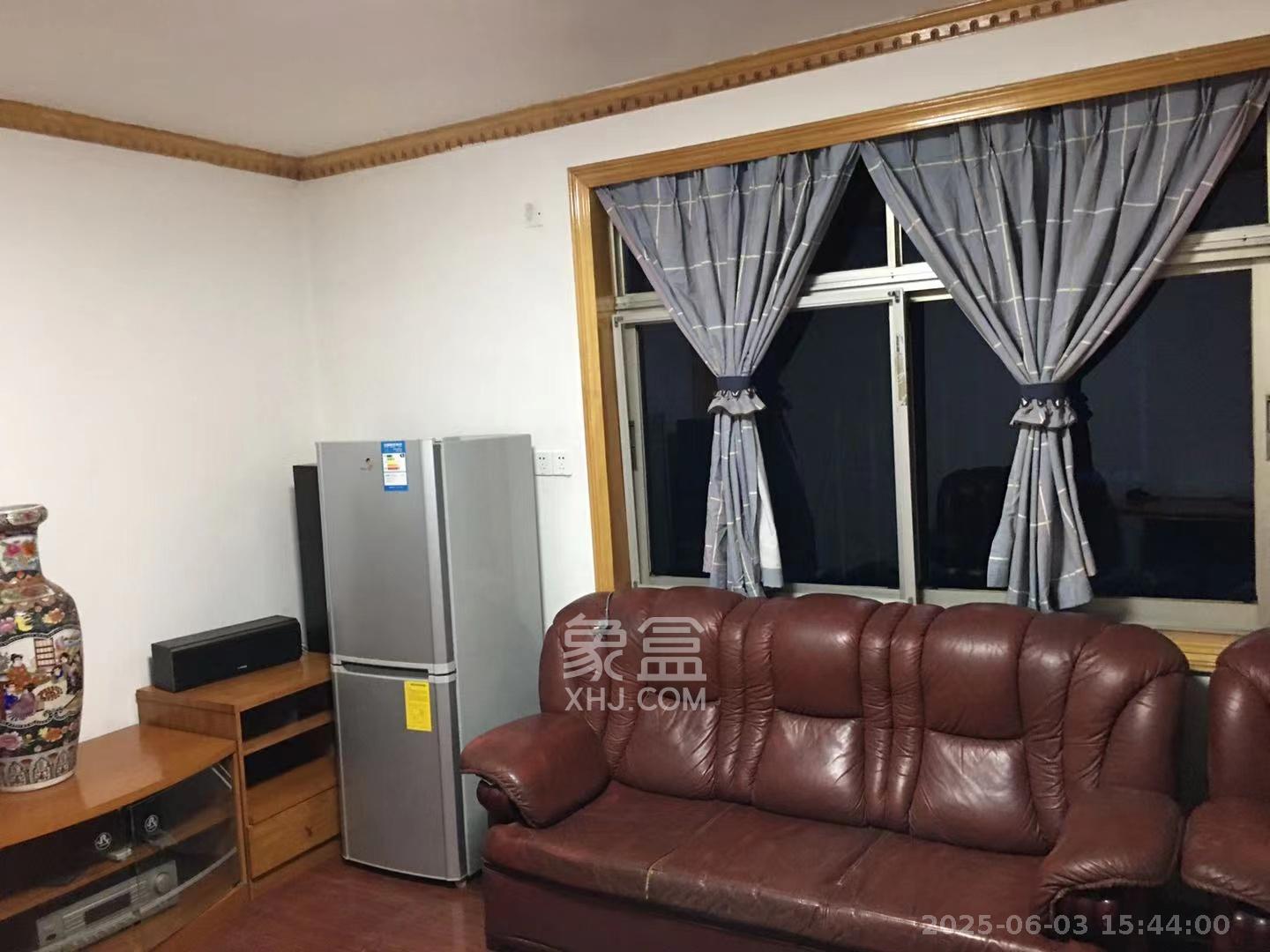 远东公寓  3室2厅2卫   700.00元/月室内图1