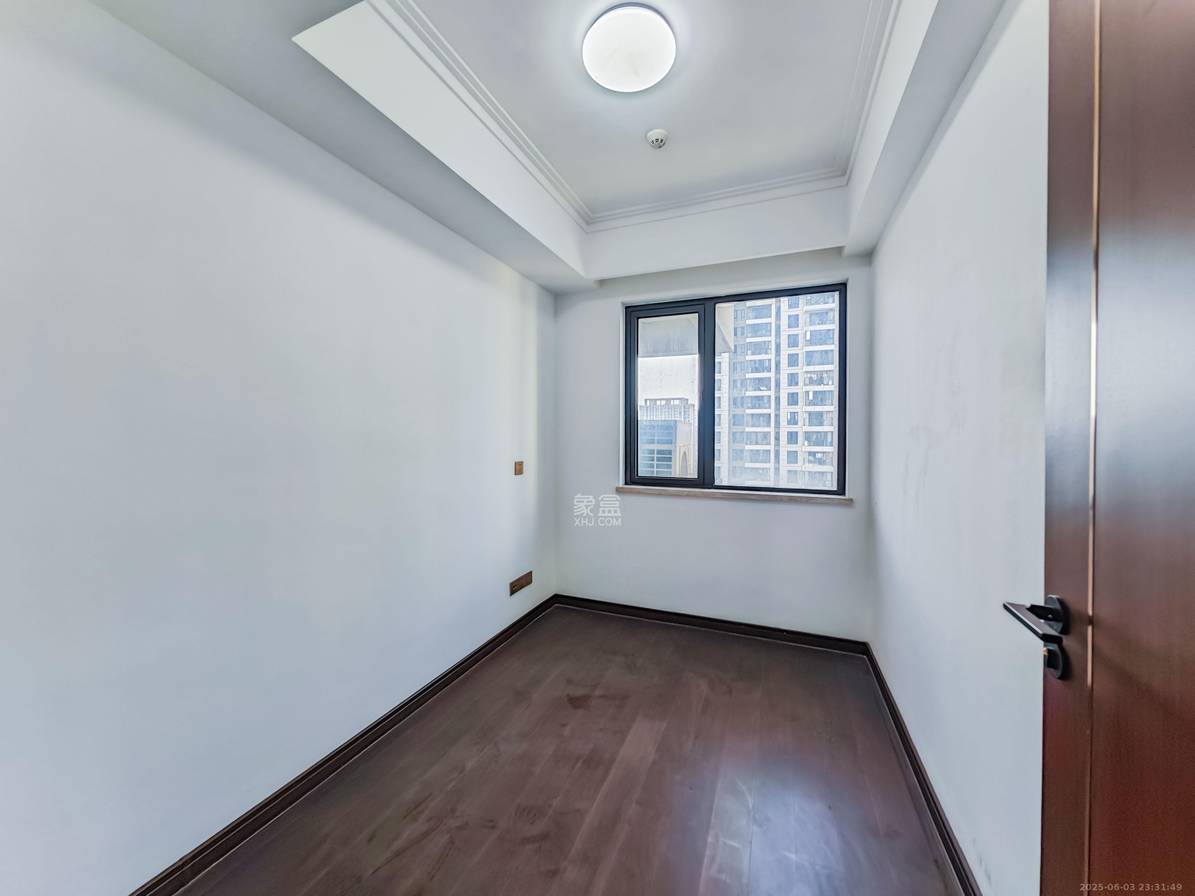 绿地长沙城际空间站（绿地新里佳苑）  5室2厅3卫    200.0万卧室