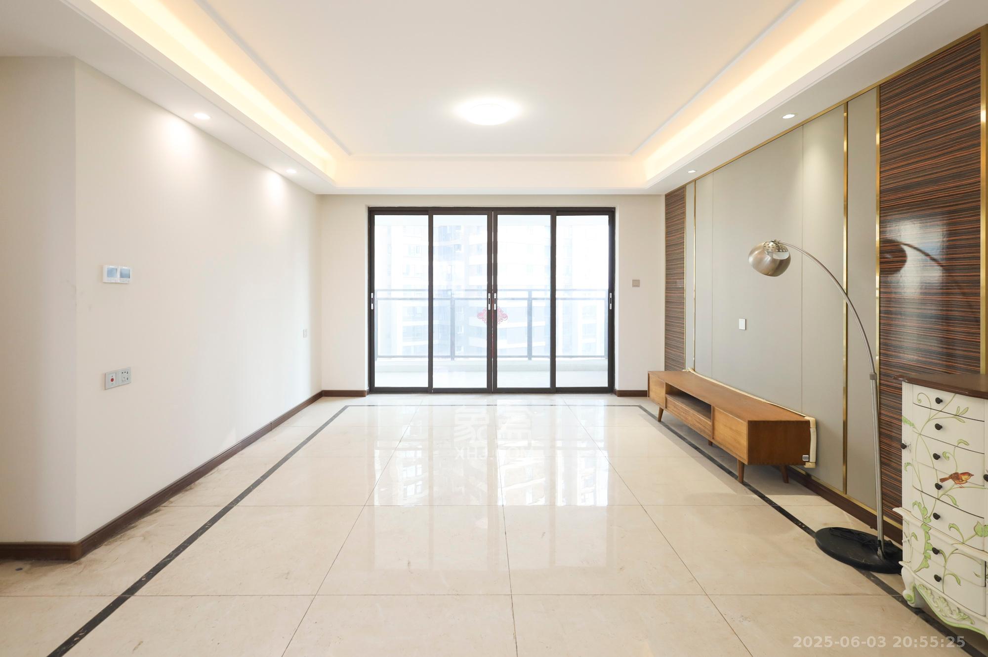 中欣楚天御府E区 4室2厅2卫 152.0万 中欣楚天御府E区 4室2厅2卫 152.0万客厅