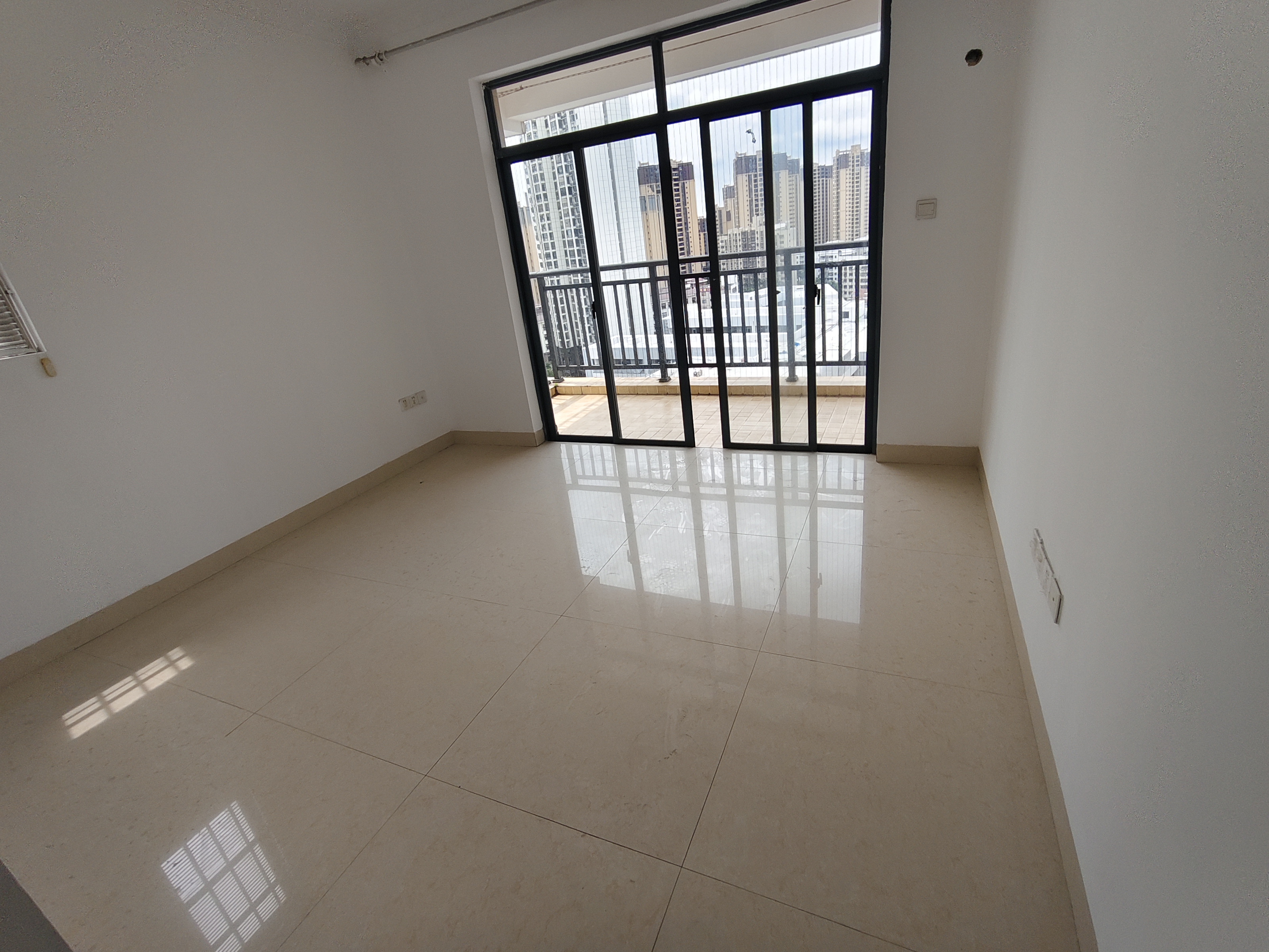 玉龙湾 4室2厅2卫 2800.0元/月 玉龙湾 4室2厅2卫 2800.0元/月室内图