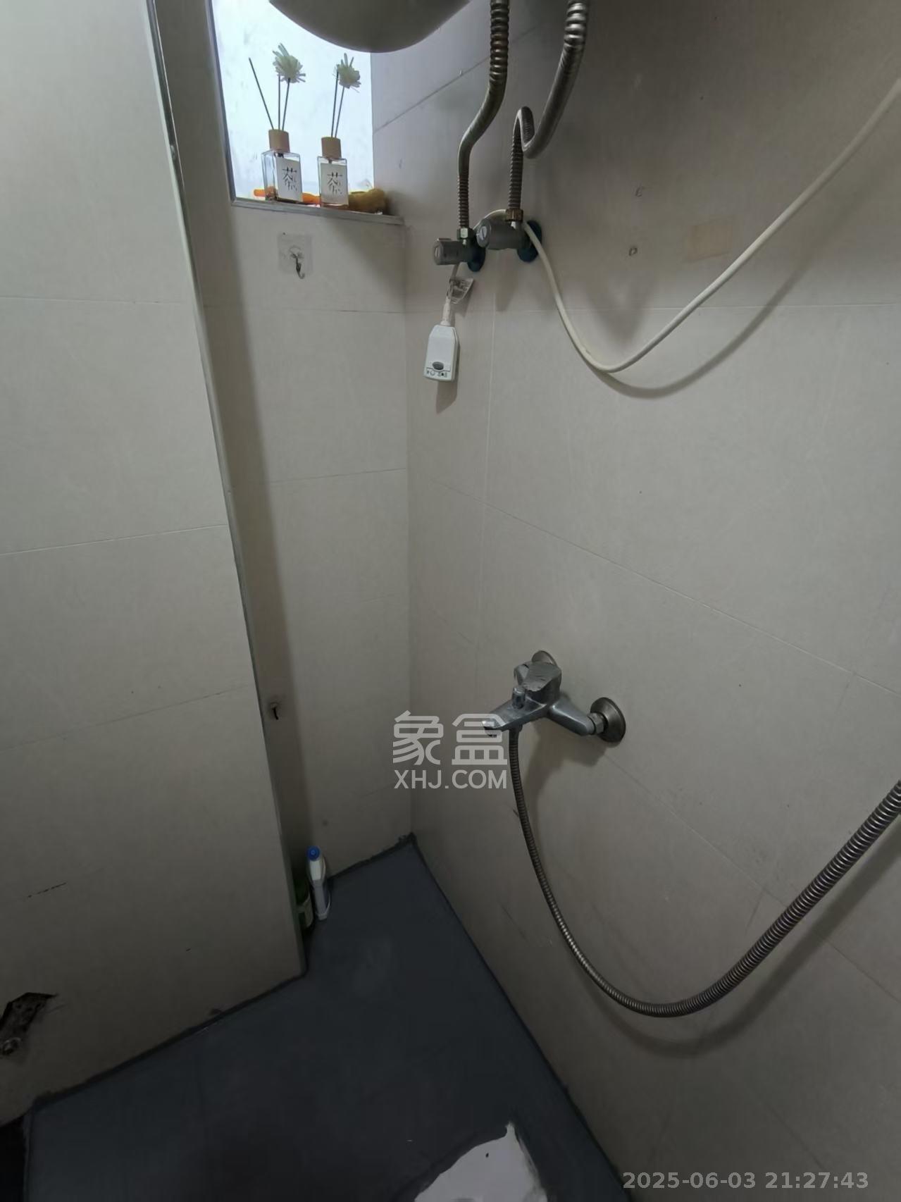 保利麓谷林语B区  1室2厅1卫   950.00元/月室内图