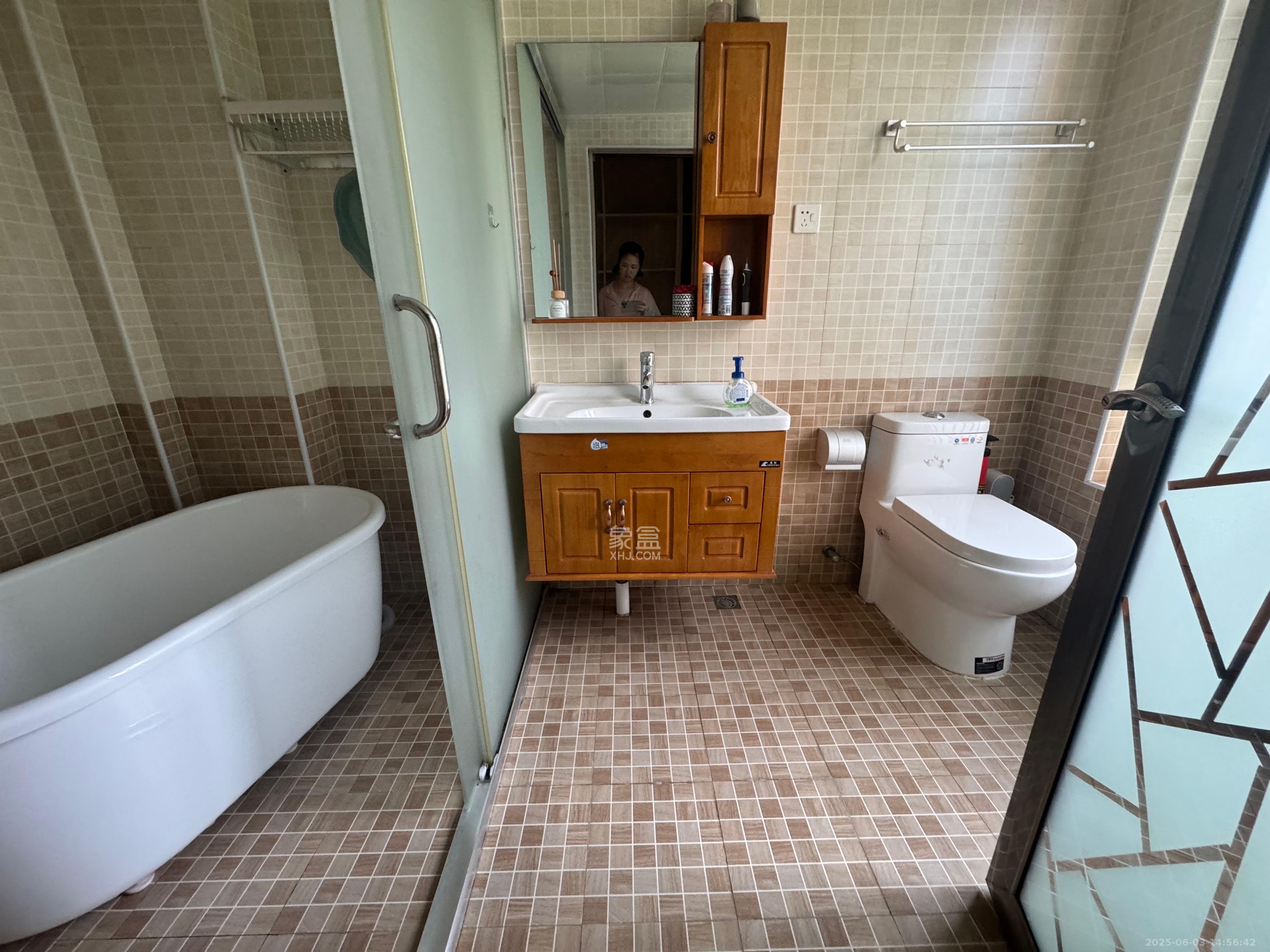 华润凤凰城三期  4室2厅2卫    3200.0元/月 华润凤凰城三期  4室2厅2卫    3200.0元/月