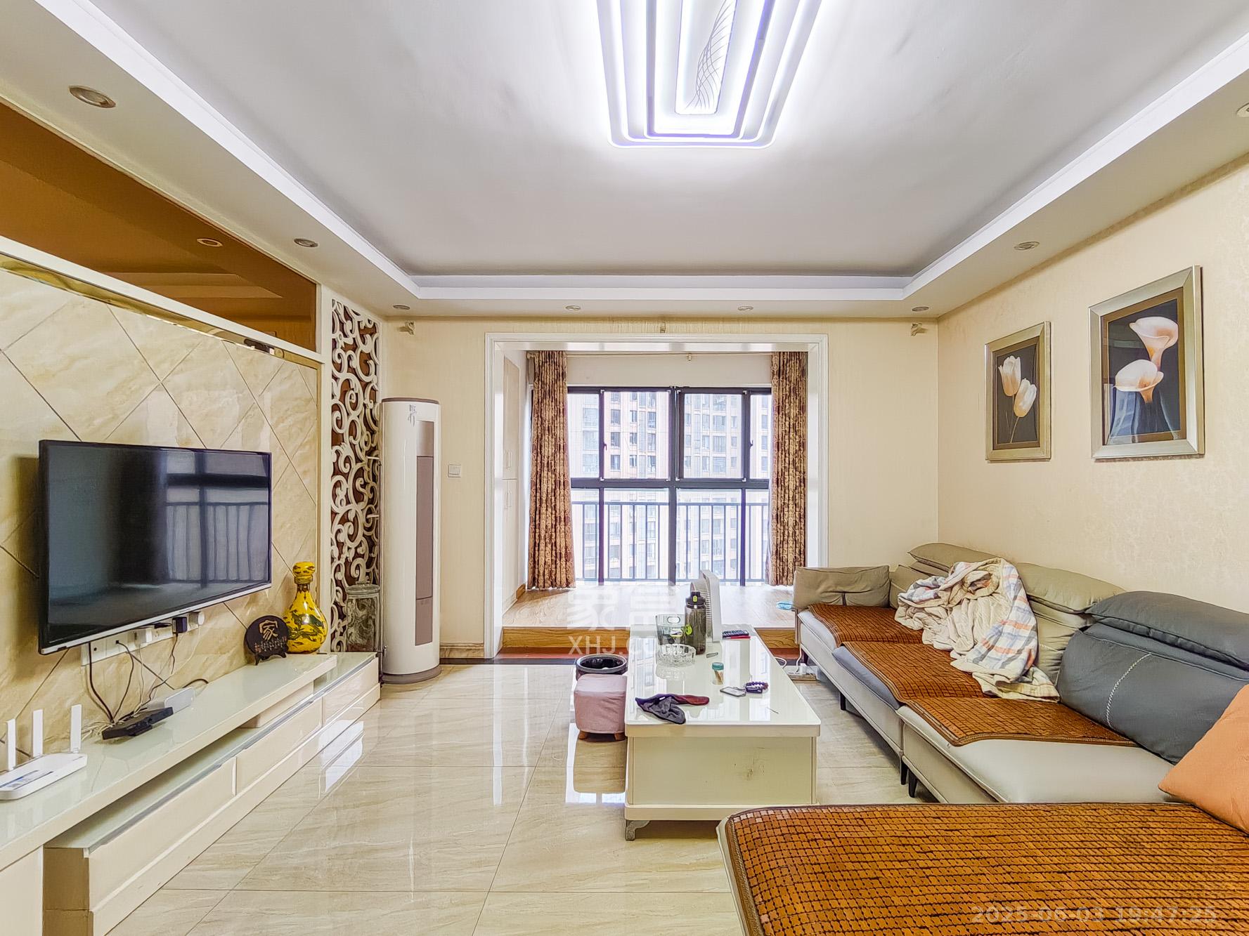 三一街区 3室2厅2卫 83.8万 三一街区 3室2厅2卫 83.8万客厅