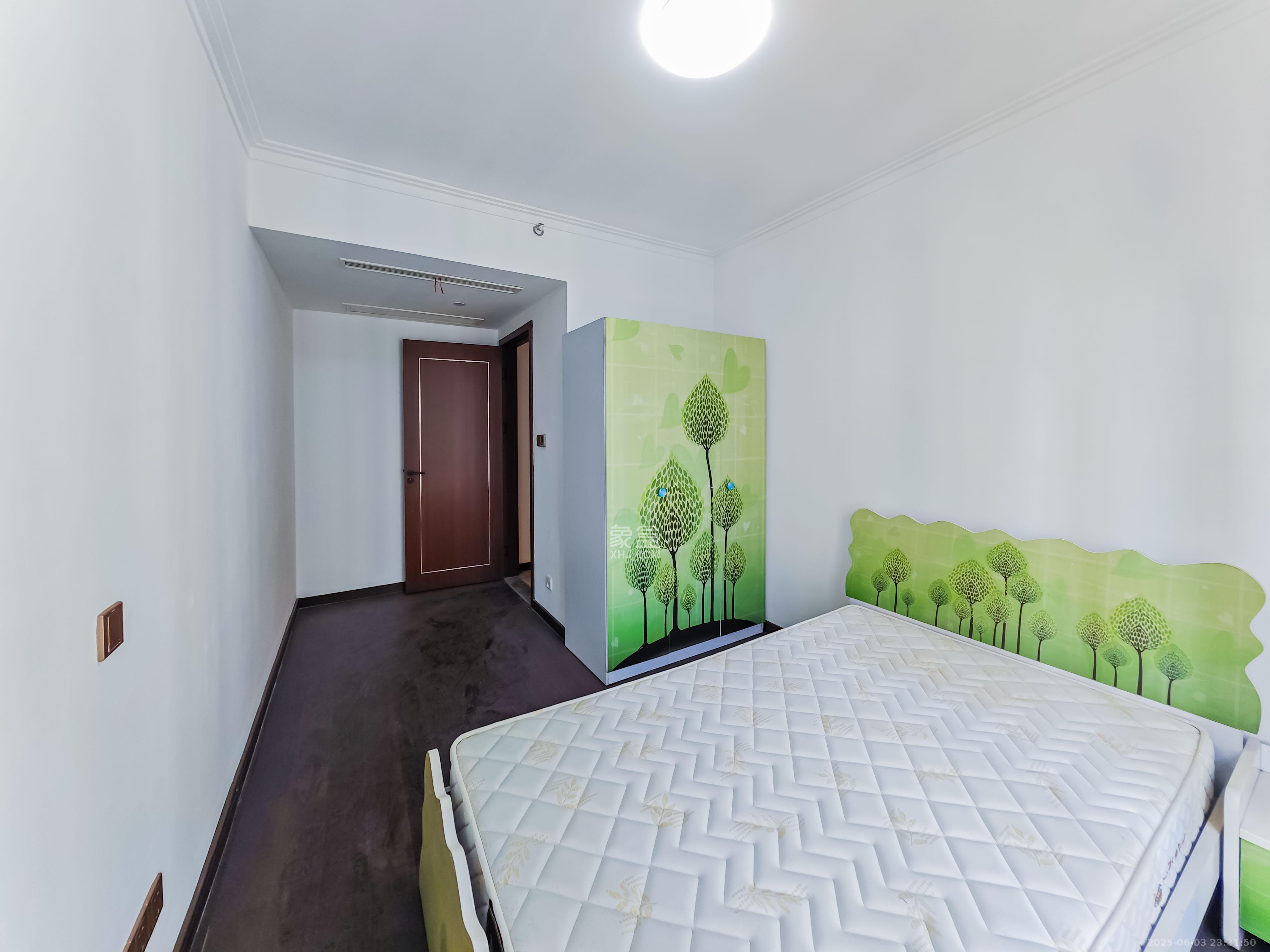 绿地长沙城际空间站（绿地新里佳苑）  5室2厅3卫    200.0万卧室