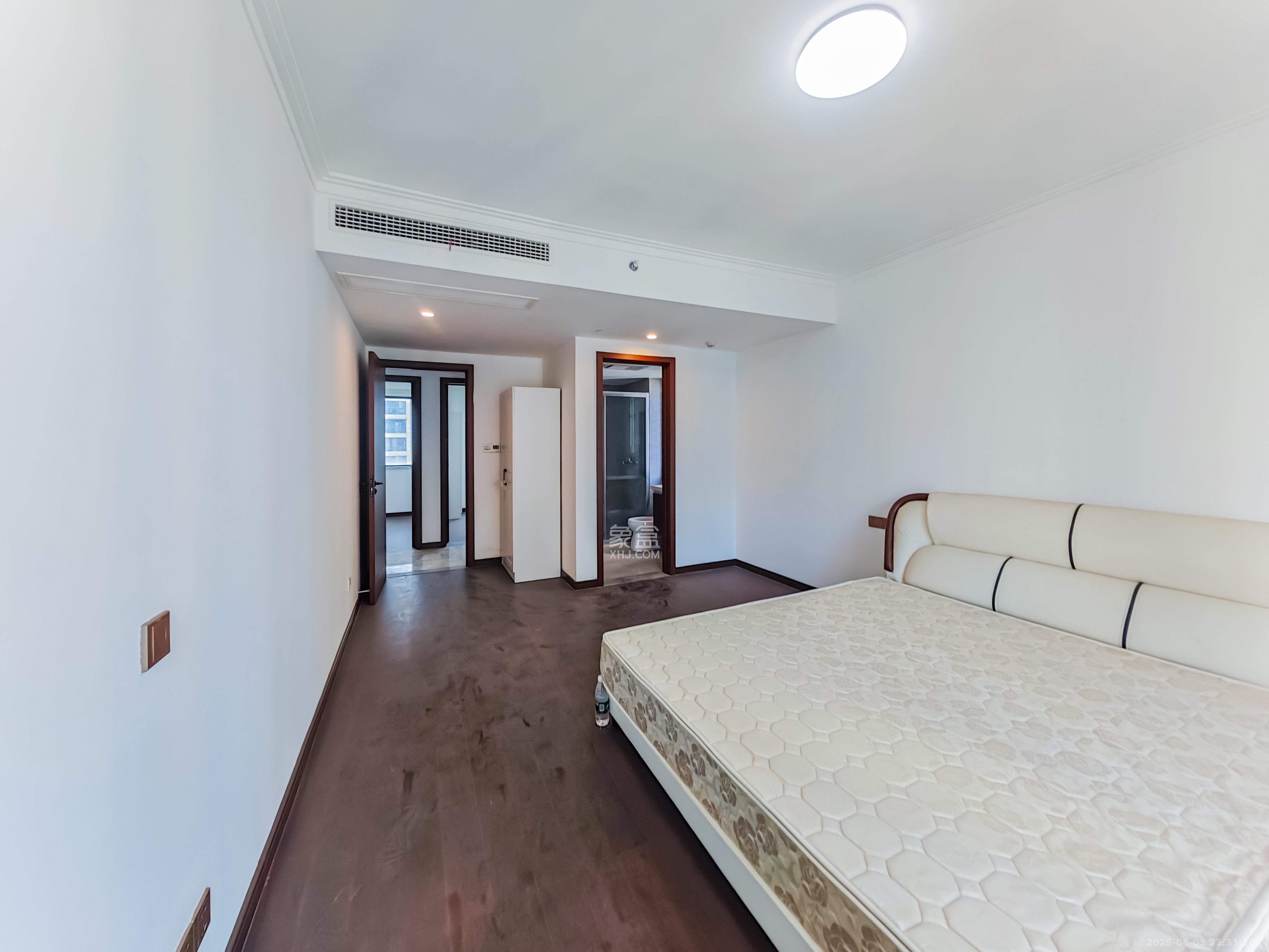 绿地长沙城际空间站（绿地新里佳苑）  5室2厅3卫    200.0万卧室