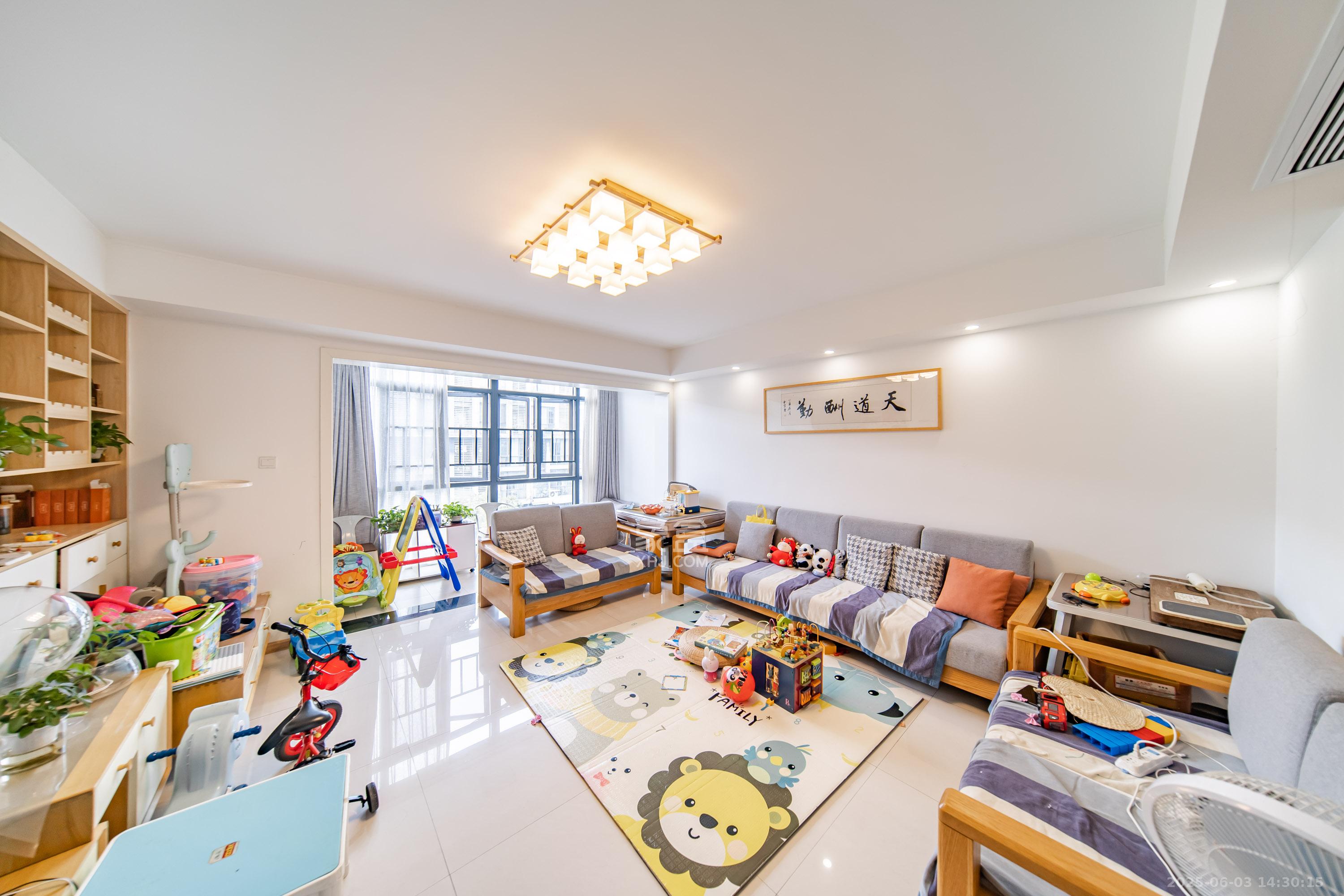 阳光100二期  4室2厅2卫    158.0万 阳光100二期  4室2厅2卫    158.0万客厅