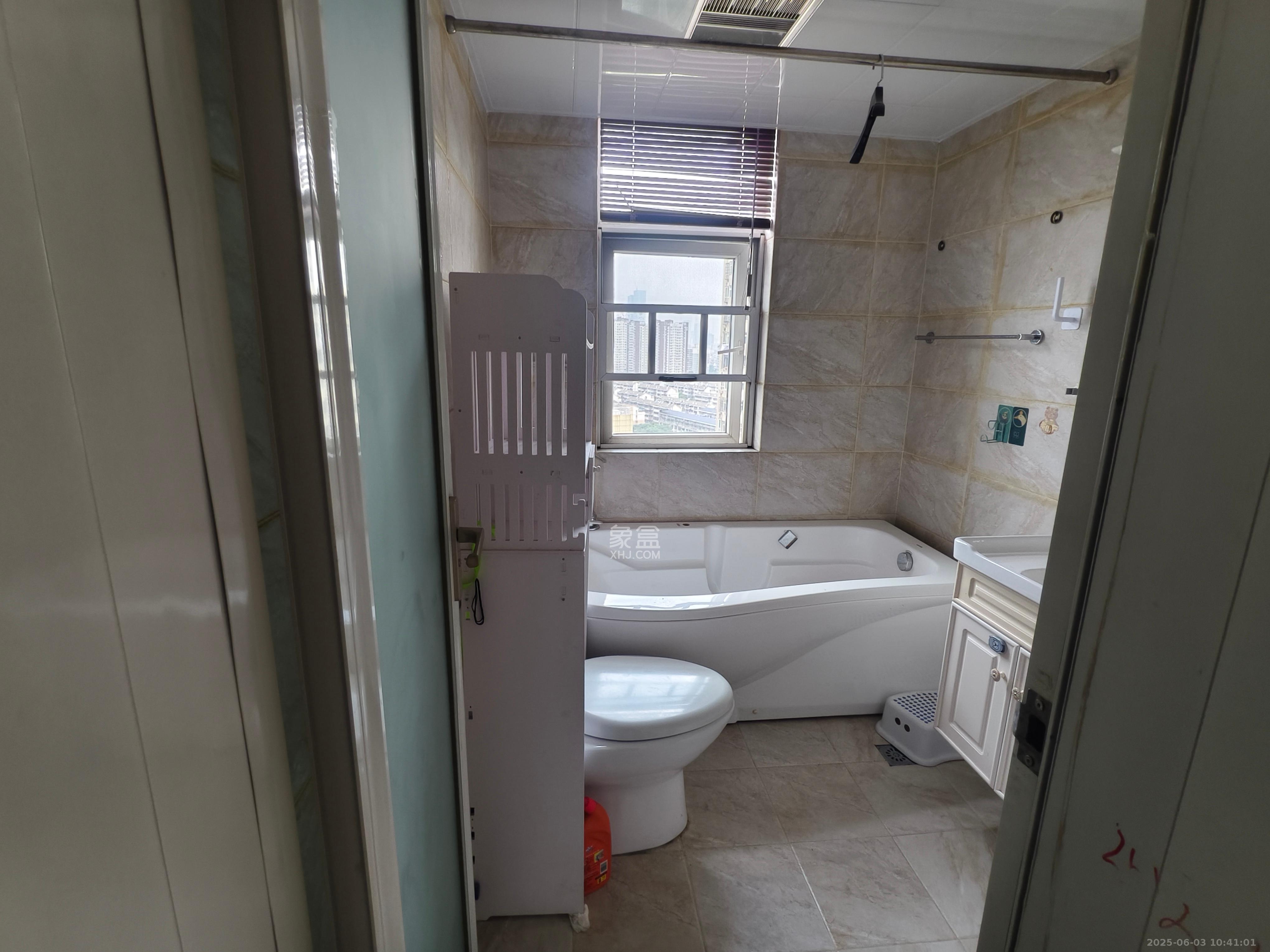 泊爱蓝湾  4室2厅2卫    3600.0元/月室内图
