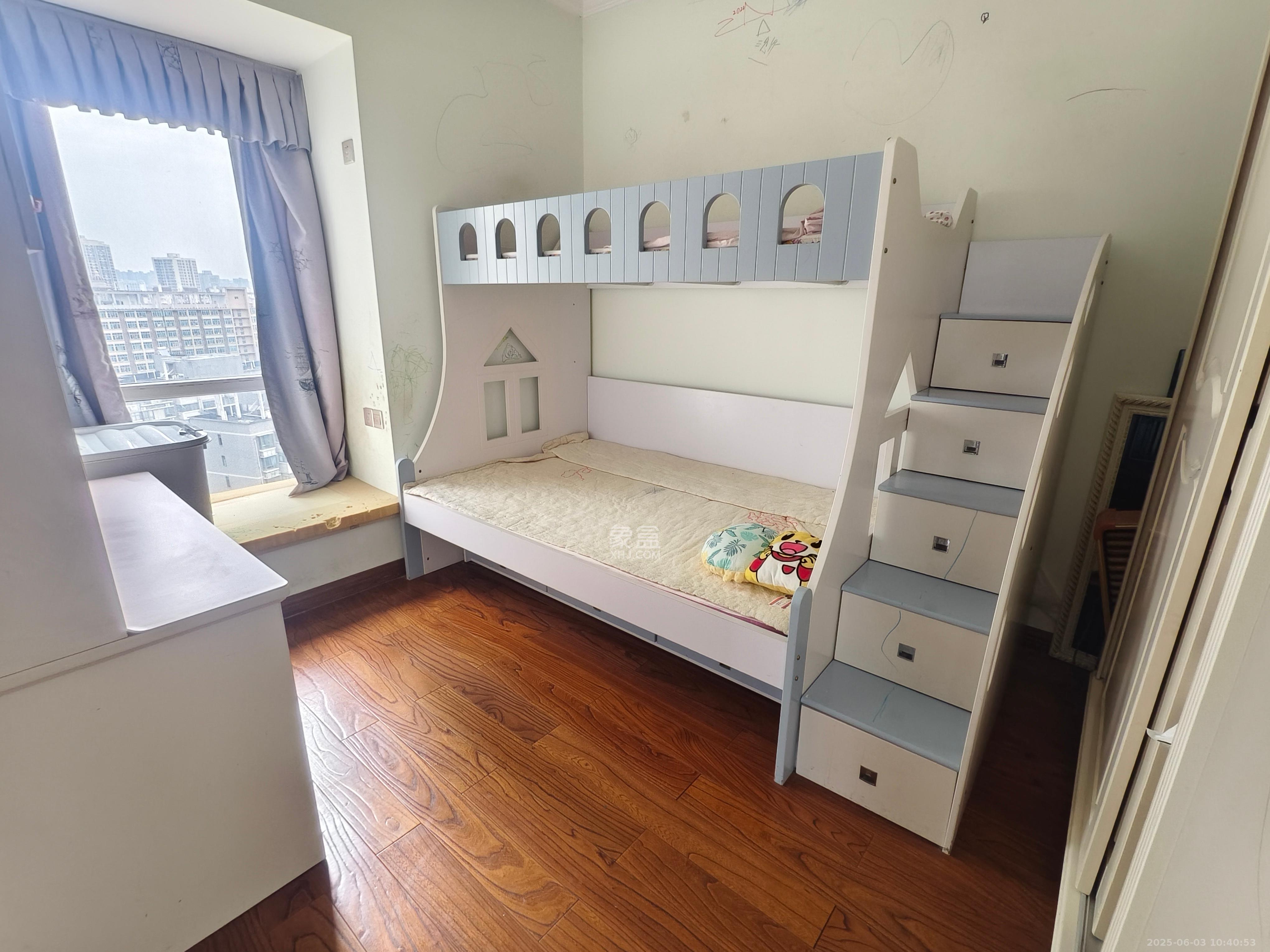 泊爱蓝湾  4室2厅2卫    3600.0元/月室内图