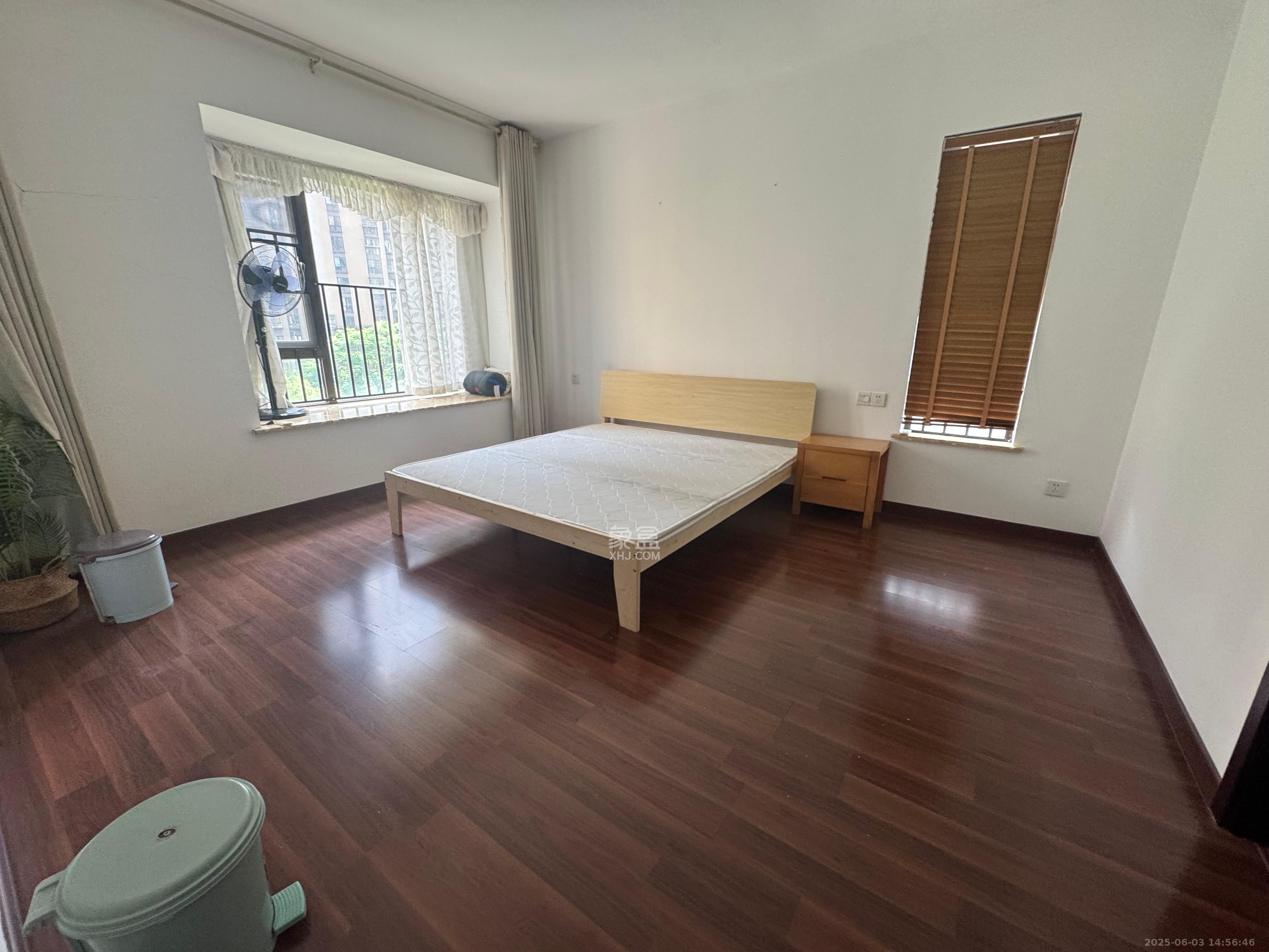 华润凤凰城三期  4室2厅2卫    3200.0元/月 华润凤凰城三期  4室2厅2卫    3200.0元/月室内图