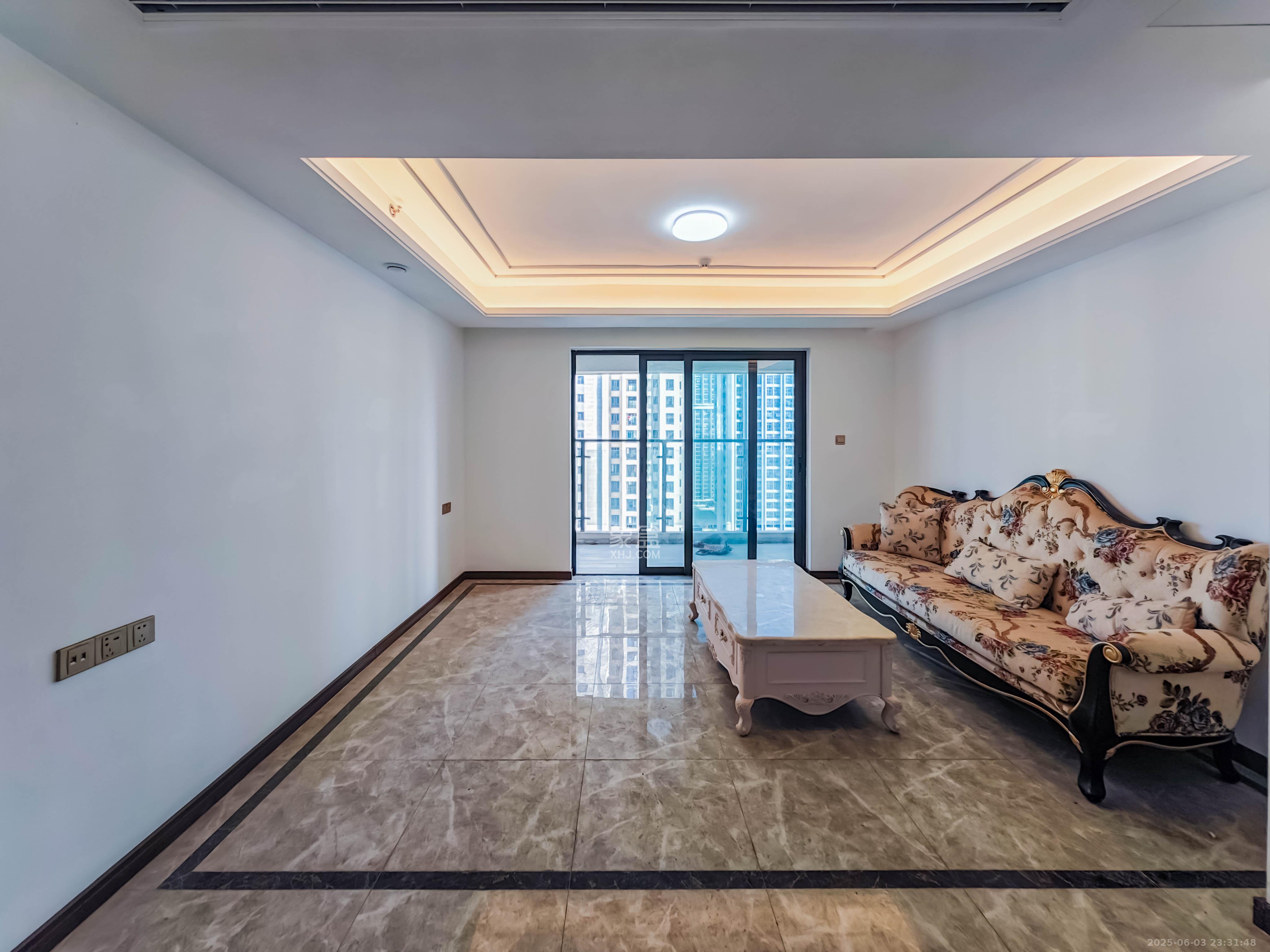 绿地长沙城际空间站（绿地新里佳苑）  5室2厅3卫    200.0万客厅