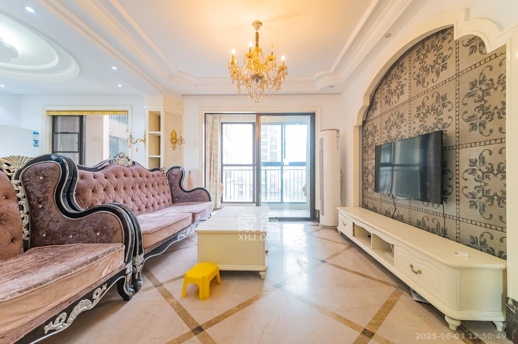 华润凤凰城三期  3室2厅1卫    89.8万客厅