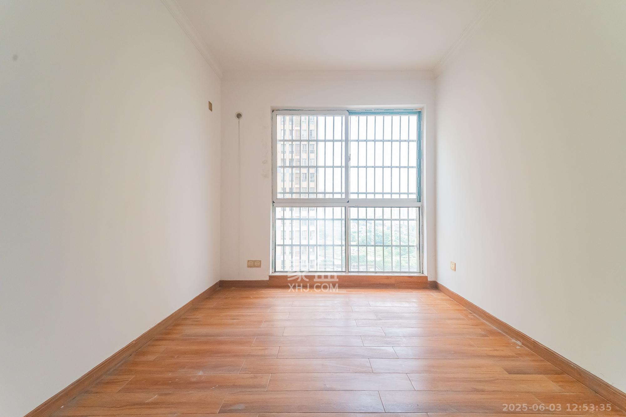 MOMA当代广场  4室2厅1卫    103.8万 MOMA当代广场  4室2厅1卫    103.8万卧室