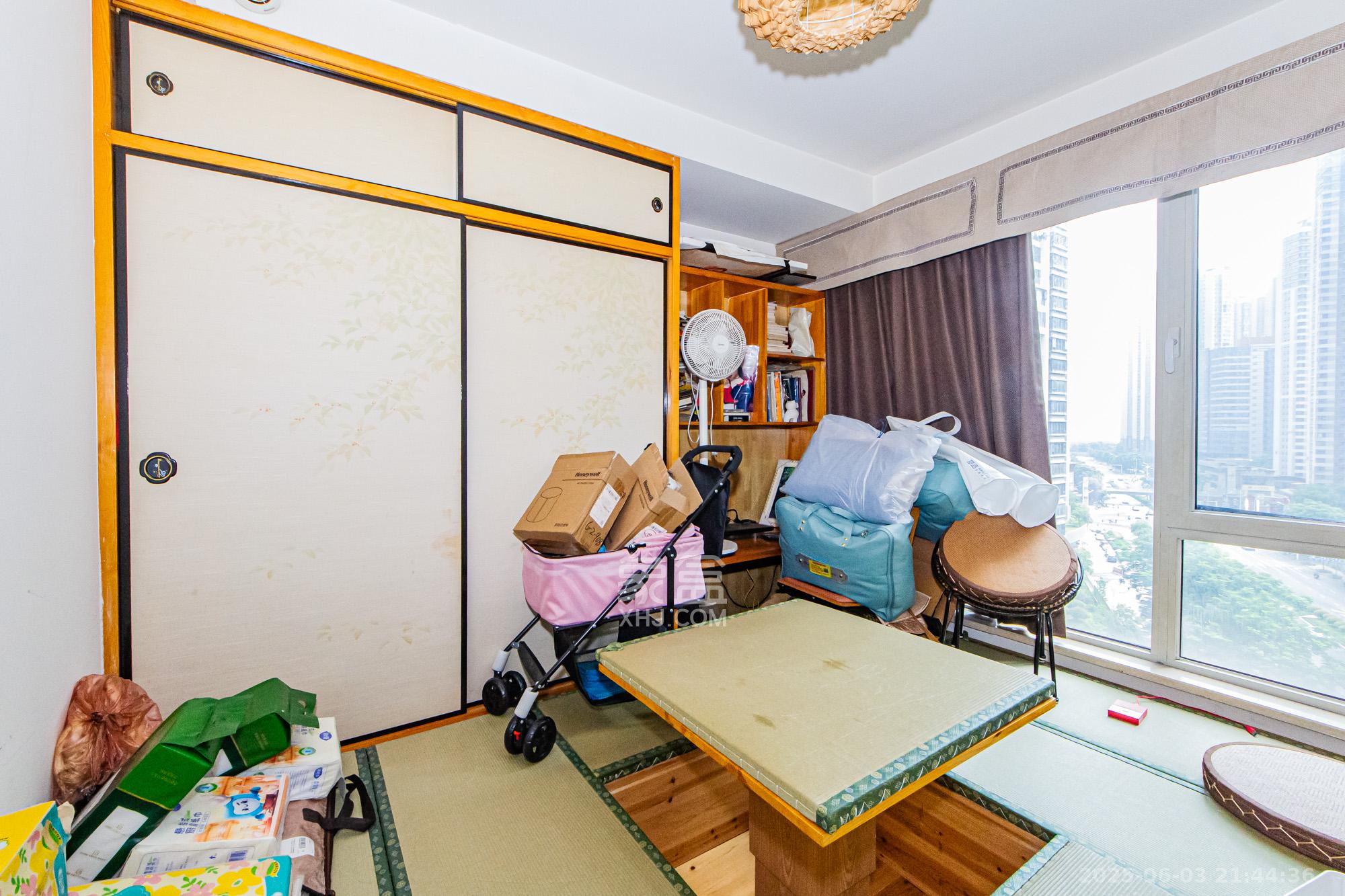 北辰三角洲E3区  3室2厅2卫   168.00万卧室