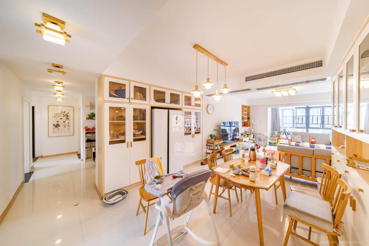 阳光100二期  4室2厅2卫    158.0万 阳光100二期  4室2厅2卫    158.0万客厅