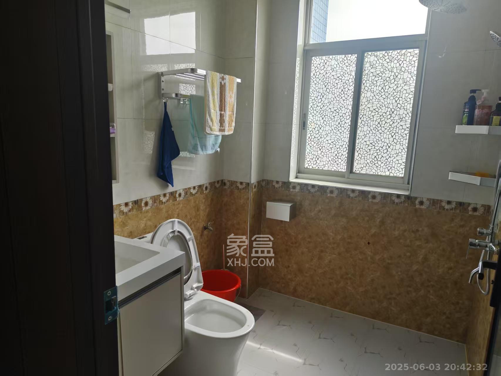 金侨世纪苑 5室2厅2卫 138.8万 金侨世纪苑 5室2厅2卫 138.8万小区图