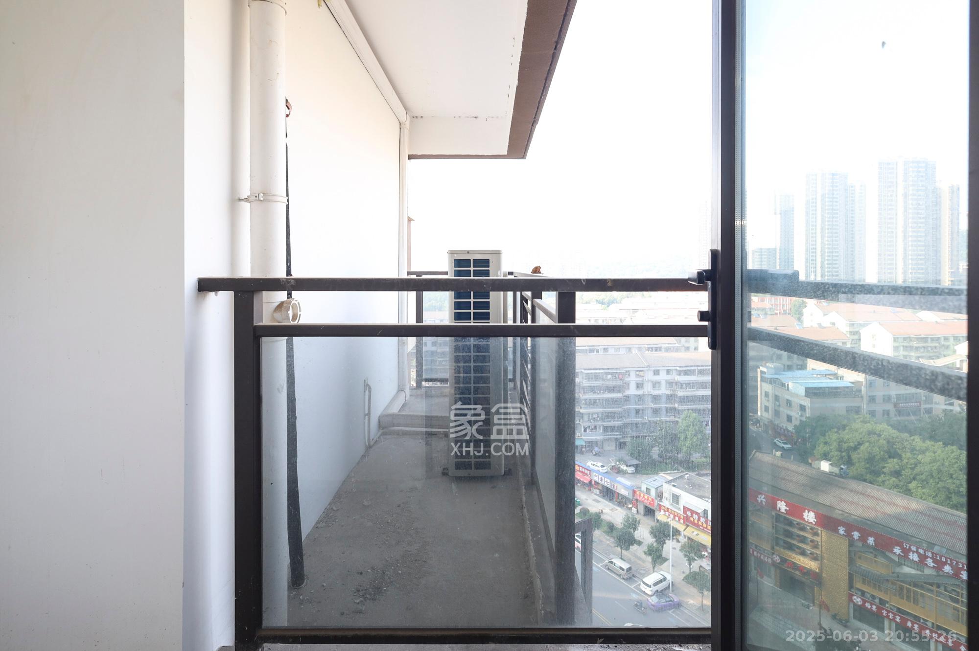 中欣楚天御府E区 4室2厅2卫 152.0万 中欣楚天御府E区 4室2厅2卫 152.0万阳台